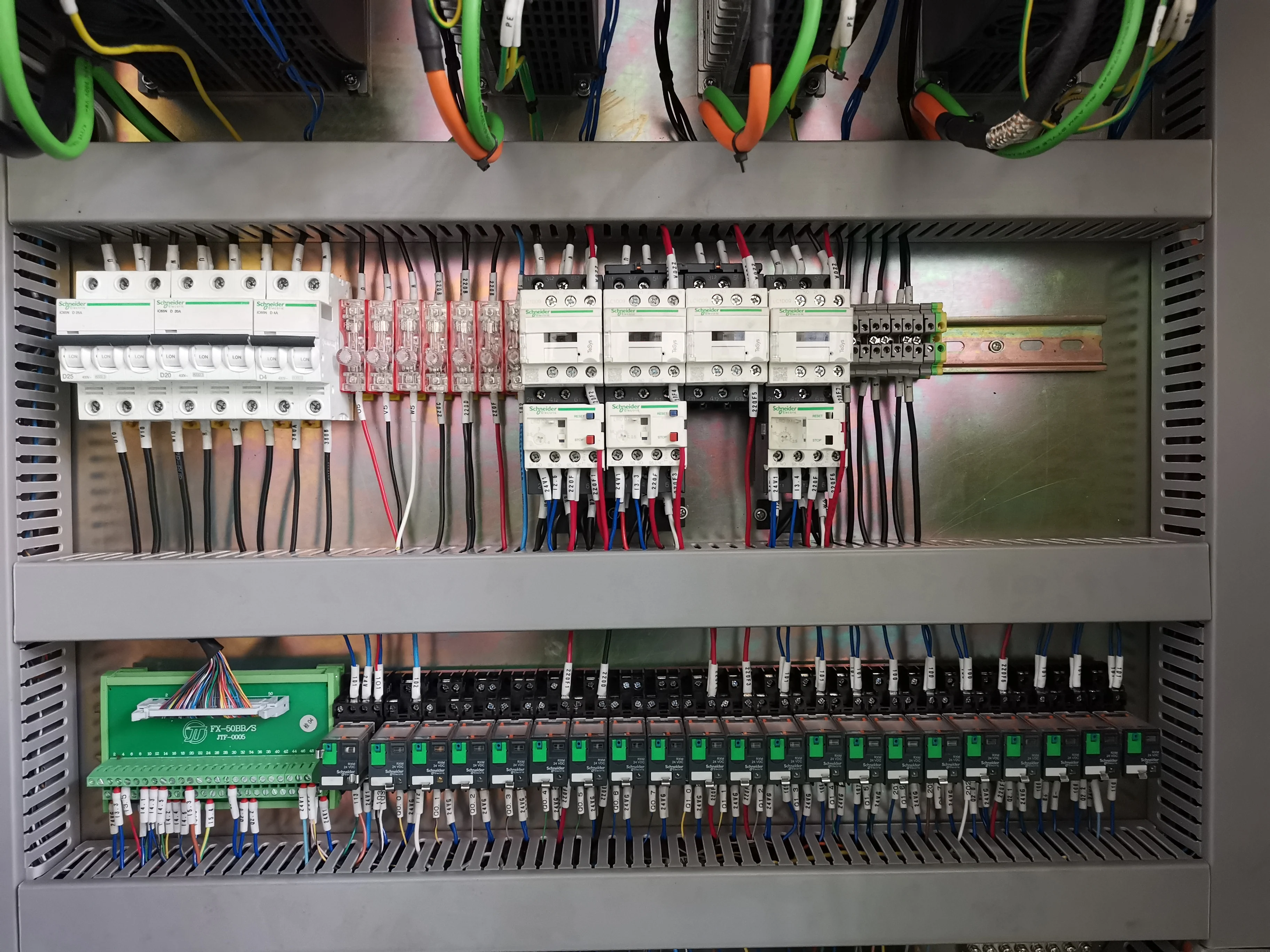 BT40 3-Axis Linear Guideway New Condition Single Spindle Vertical CNC Heavy-Duty High-Accuracy Configuration Siemens Control