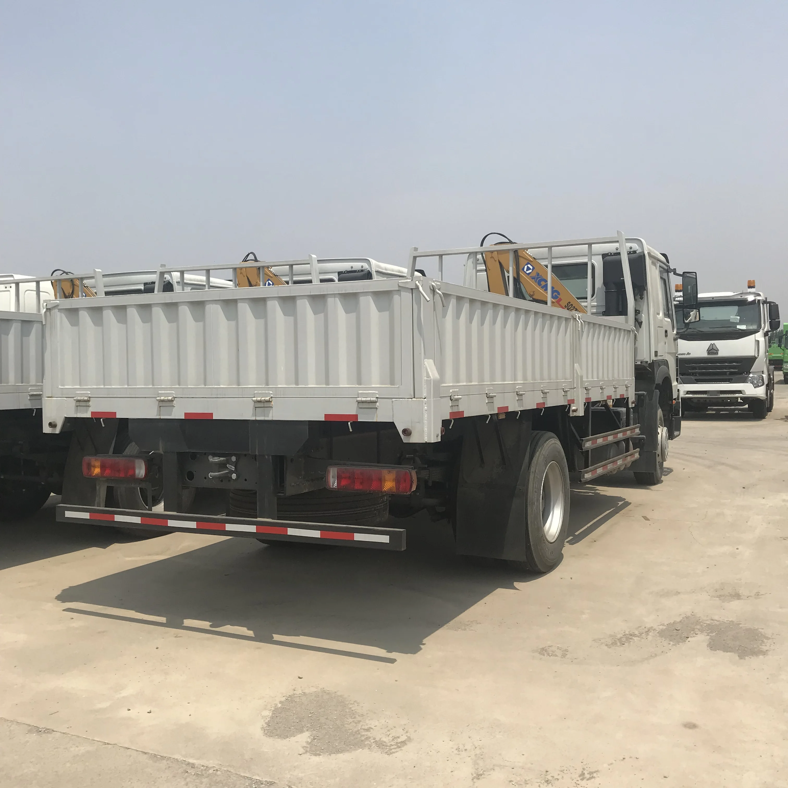 
SINOTRUK HOWO 4x2 Cargo Truck Six Wheels Chassis Mounted Crane Truck 