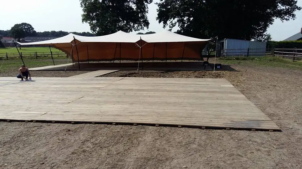 100% водонепроницаемая растягивающаяся палатка песочного цвета используемая для разделения свадьбы