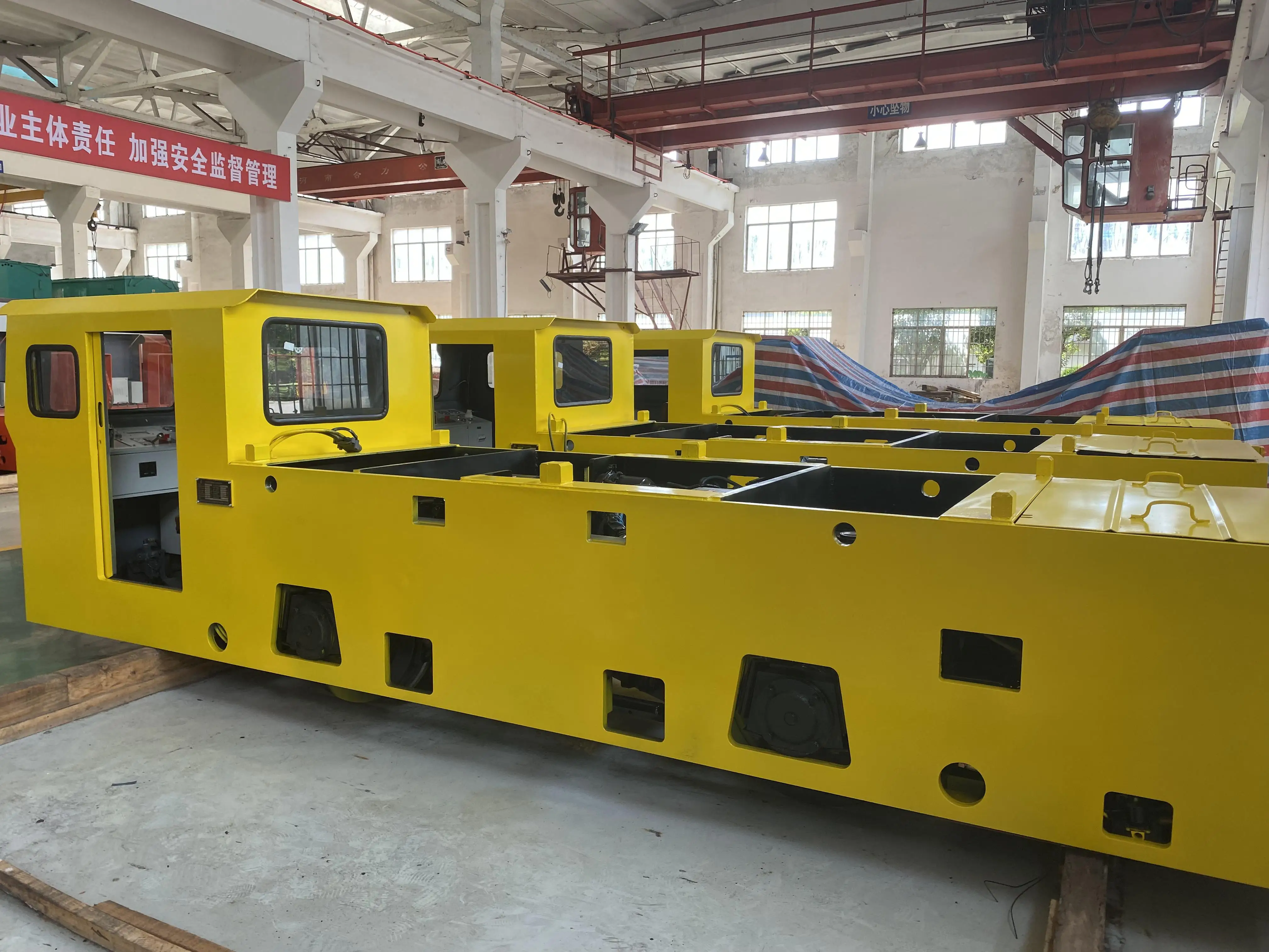 Подземный узкий электромокомотив 15T, локомотив с литиевой батареей для горных работ и туннелей