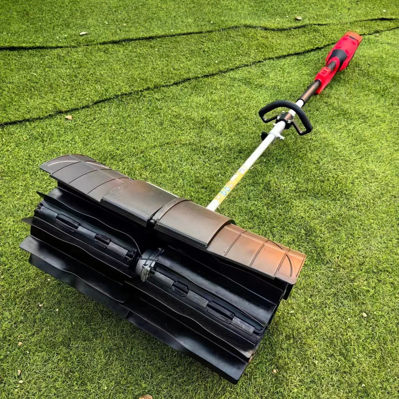 High efficiency artificial turf sweeper hand push sweeper lawn grooming tool
