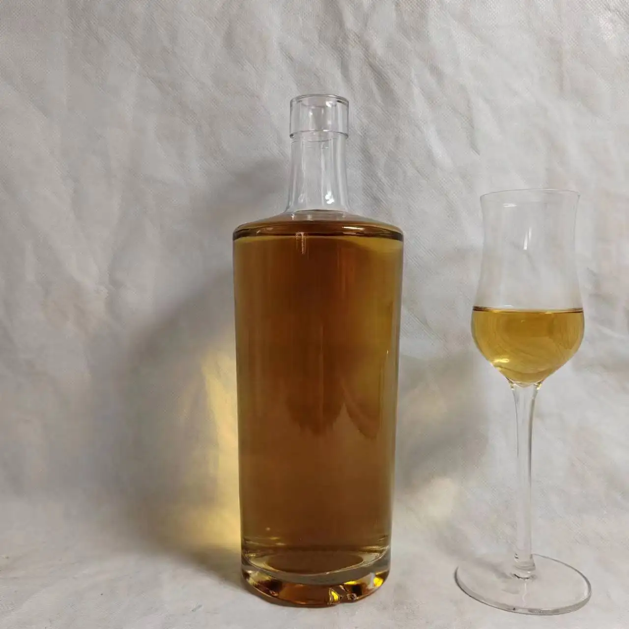 Wholesale custom bar popular cylindrical transparent whiskey Vodka bottle 500ml 700ml glass bottle with cork