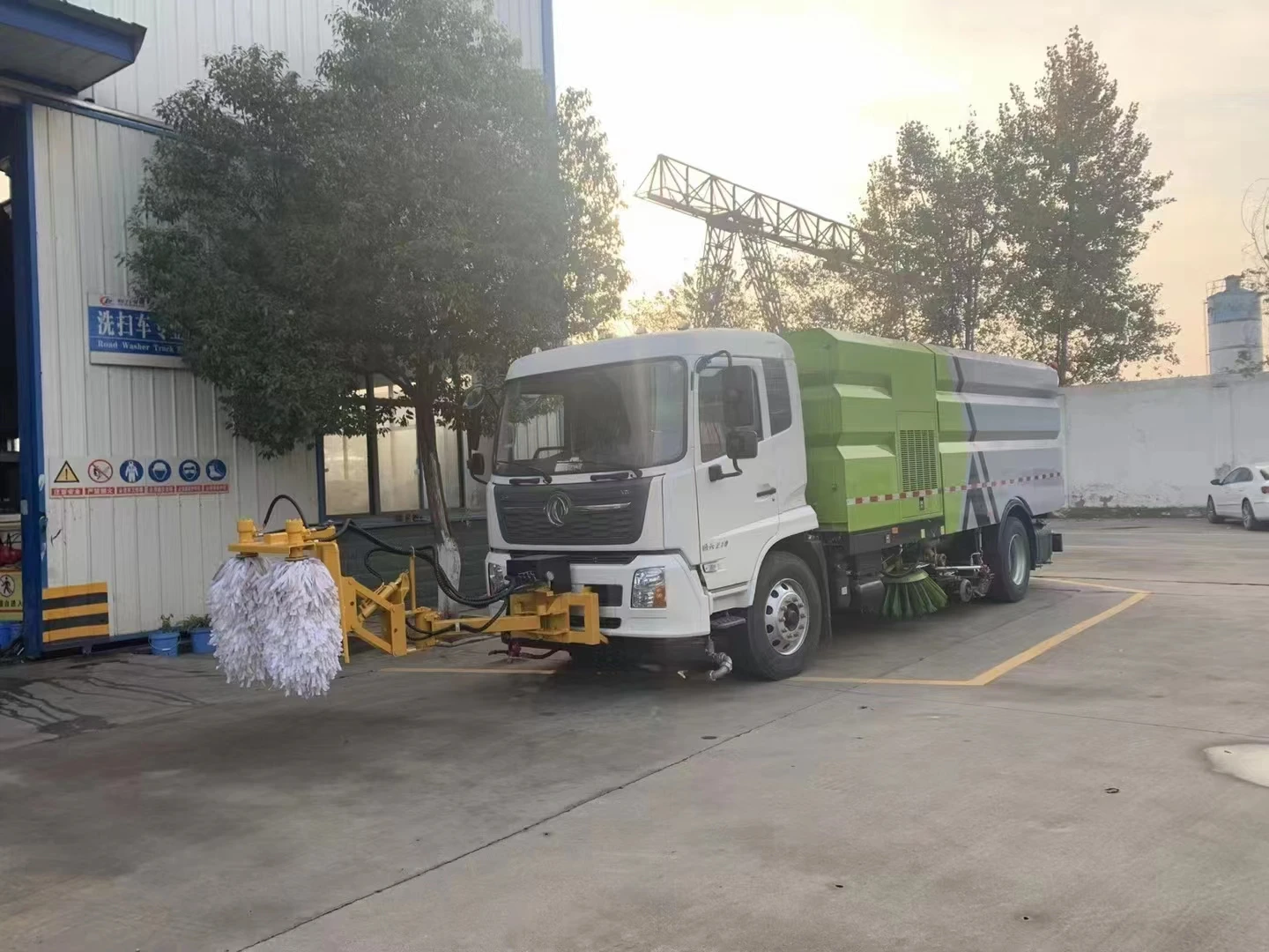 ISUZU 9 ton road washing sweeper truck