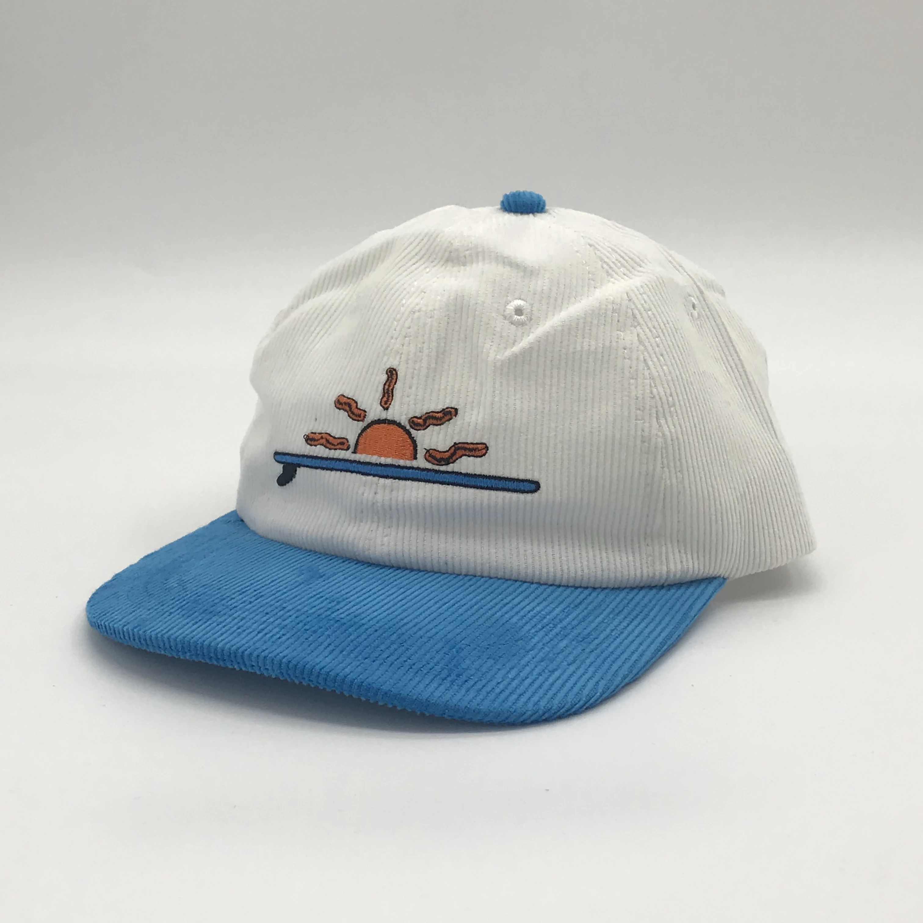 Two Tone Unstructured Cap With Custom Embroidery Logo Design 6 Panel Flat Brim Baseball Hat