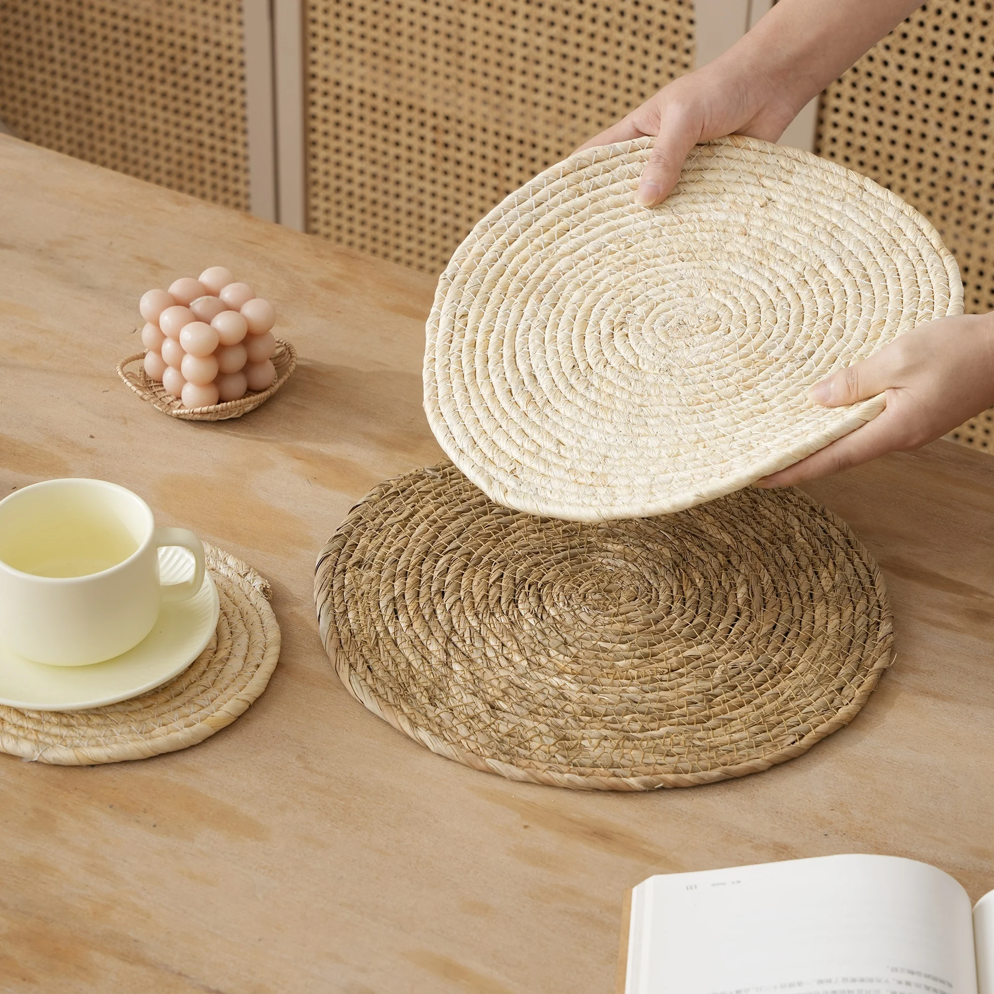 Hot selling new arrival home decor mixed size hand woven corn husk placemats rush straw table mats sets