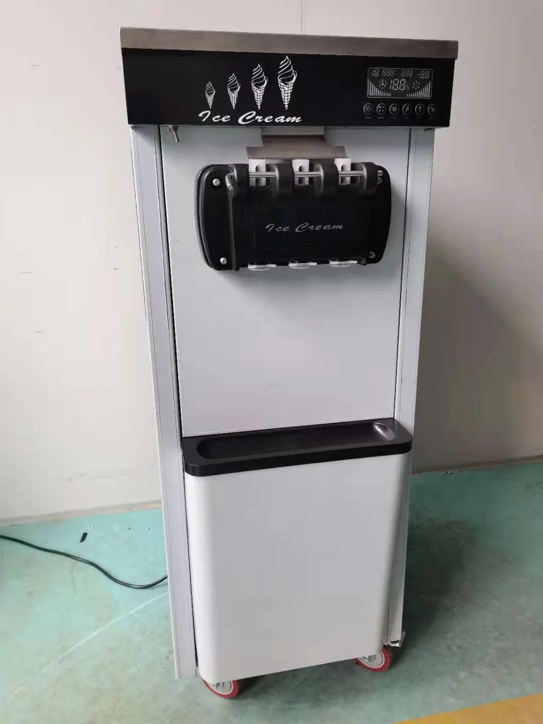 Commercial Frozen Yogurt Machine Soft Ice Cream Machine With 3 Outlets Flavor Touch Screen
