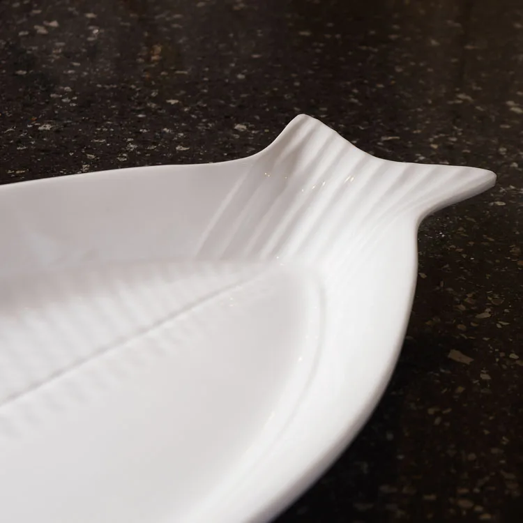 Wholesale white ODM/OEM acceptable porcelain fish shaped plates for