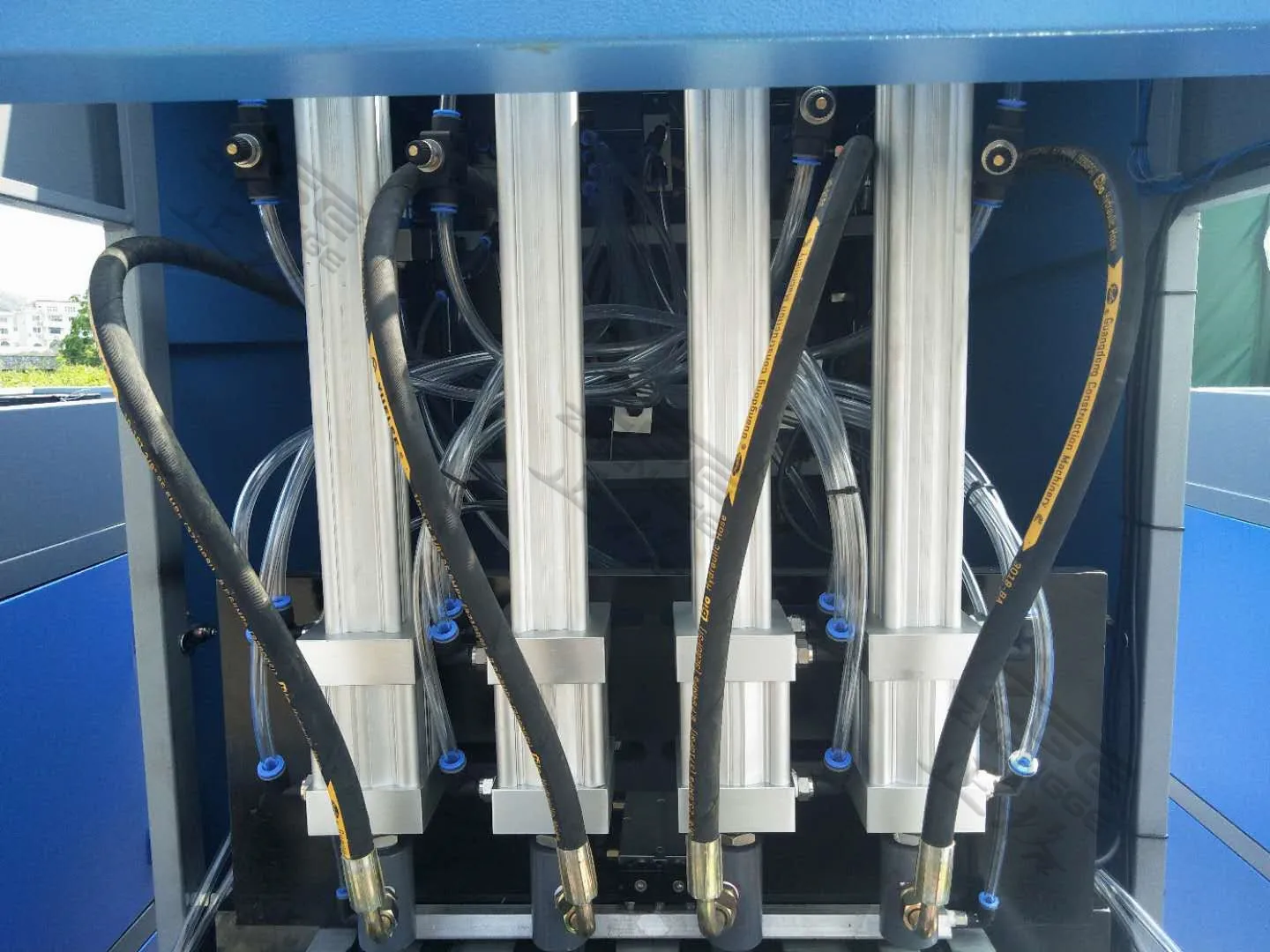 2000Bph 4 Cavity Zhengge ZG-2000A Semi Automatic Blowing Machine For Diverse PET Plastic Bottle