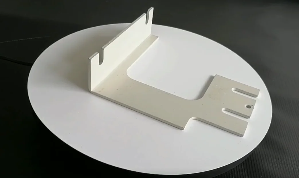 Horizontal apron bracket fridge stand