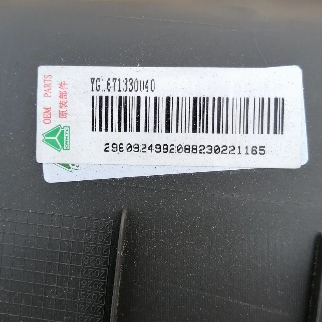 howo truck  wind deflector sleeper bed cab trade for box truck YG1671330040