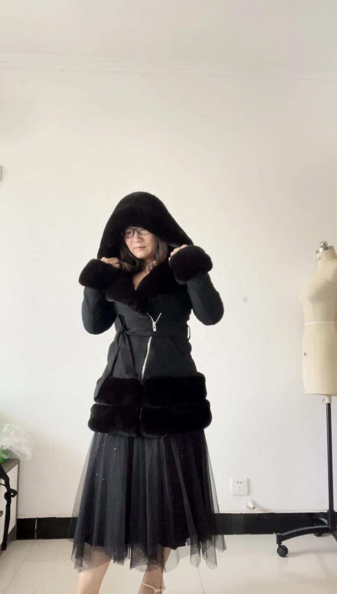 2021 новый дизайн, популярный стиль, Женское зимнее толстое длинное пальто на заказ, модное пальто из искусственного меха с поясом