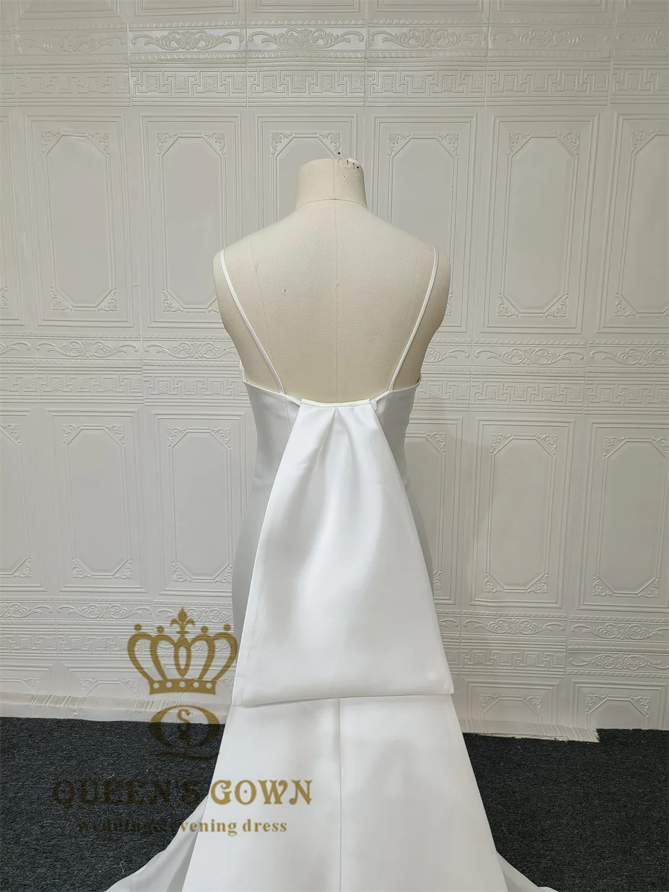QUEENS GOWN simple elegant white satin wedding dress spaghetti strap deep v-neck mermaid wedding dresses