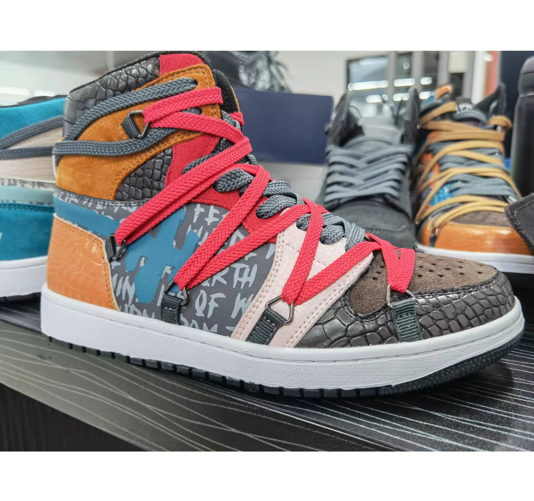 Men's basketball shoes