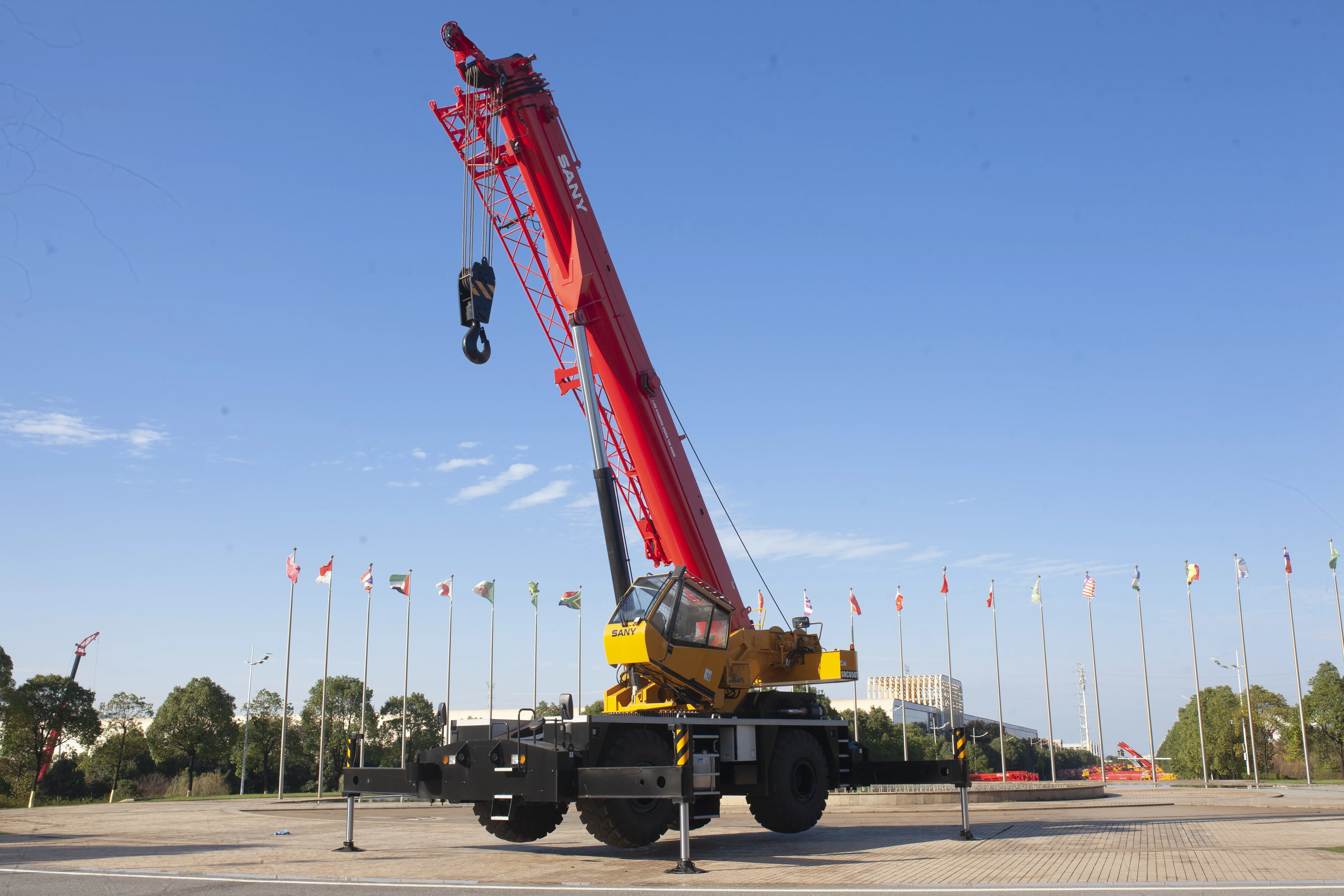 
SRC650T SANY Rough-Terrain Mobile Crane 65 Tons Lifting Capacity Three hinges of luffing mechanism Length 43.5m 