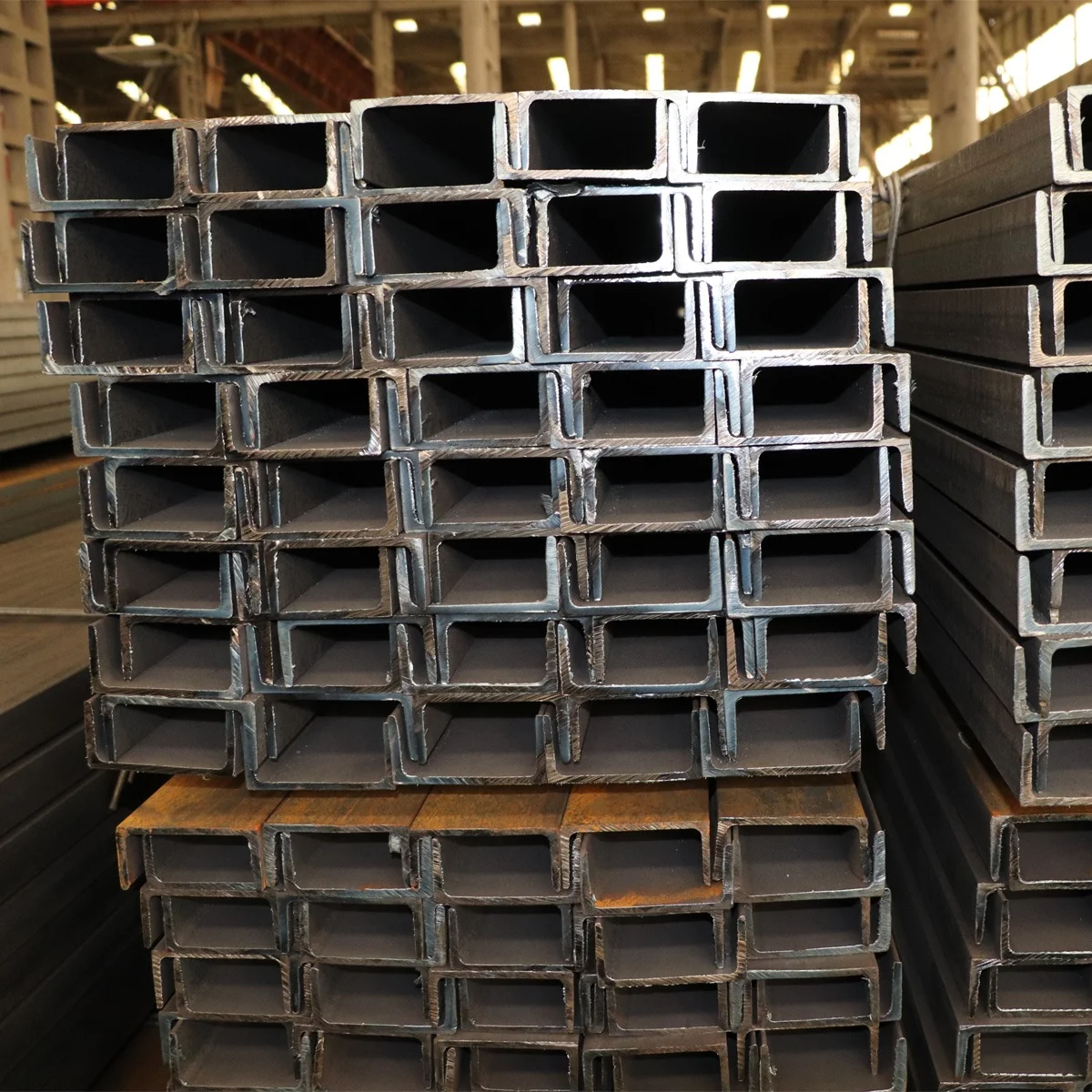 Стальная металлическая стойка