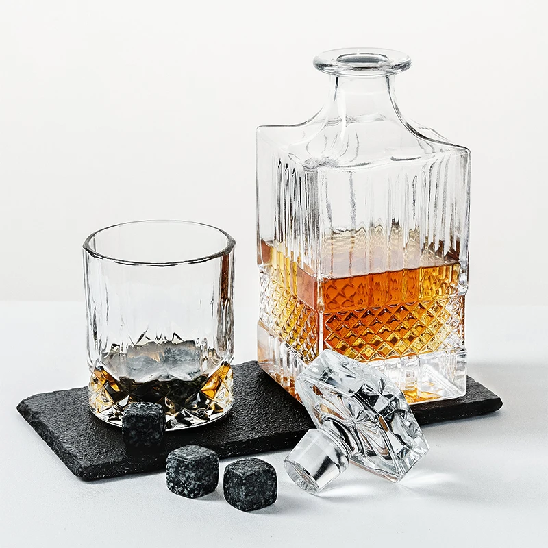 750ML Handcrafted Hot Selling Square Shape Exquisite Carving Clear Glass Spirit Bottle Whisky Vodka Wine Glass Decanter Bottles