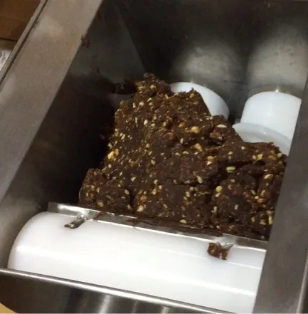 Energy bar extruder making machine