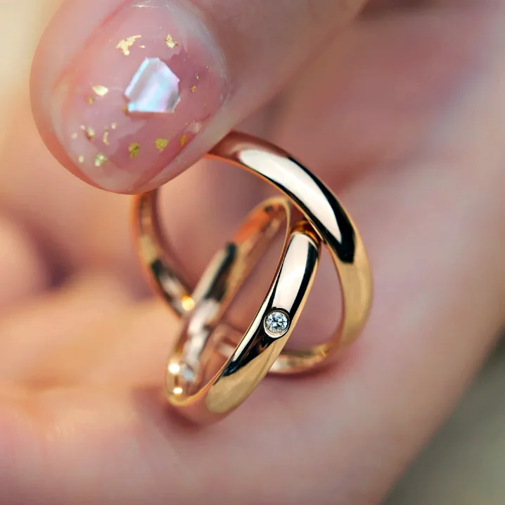 Wedding Band for Couples 10K 14K 18K Gold Lab-grown diamonds Round Cut Simple Design Gypsy Setting Engraved Name Band Ring