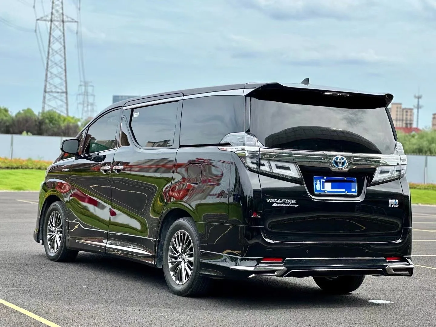 In Stock 2020 Toyota Vellfire twin-engine 2.5L HV Hybrid Electric Vehicle Used Cars Second Hand Car for sale