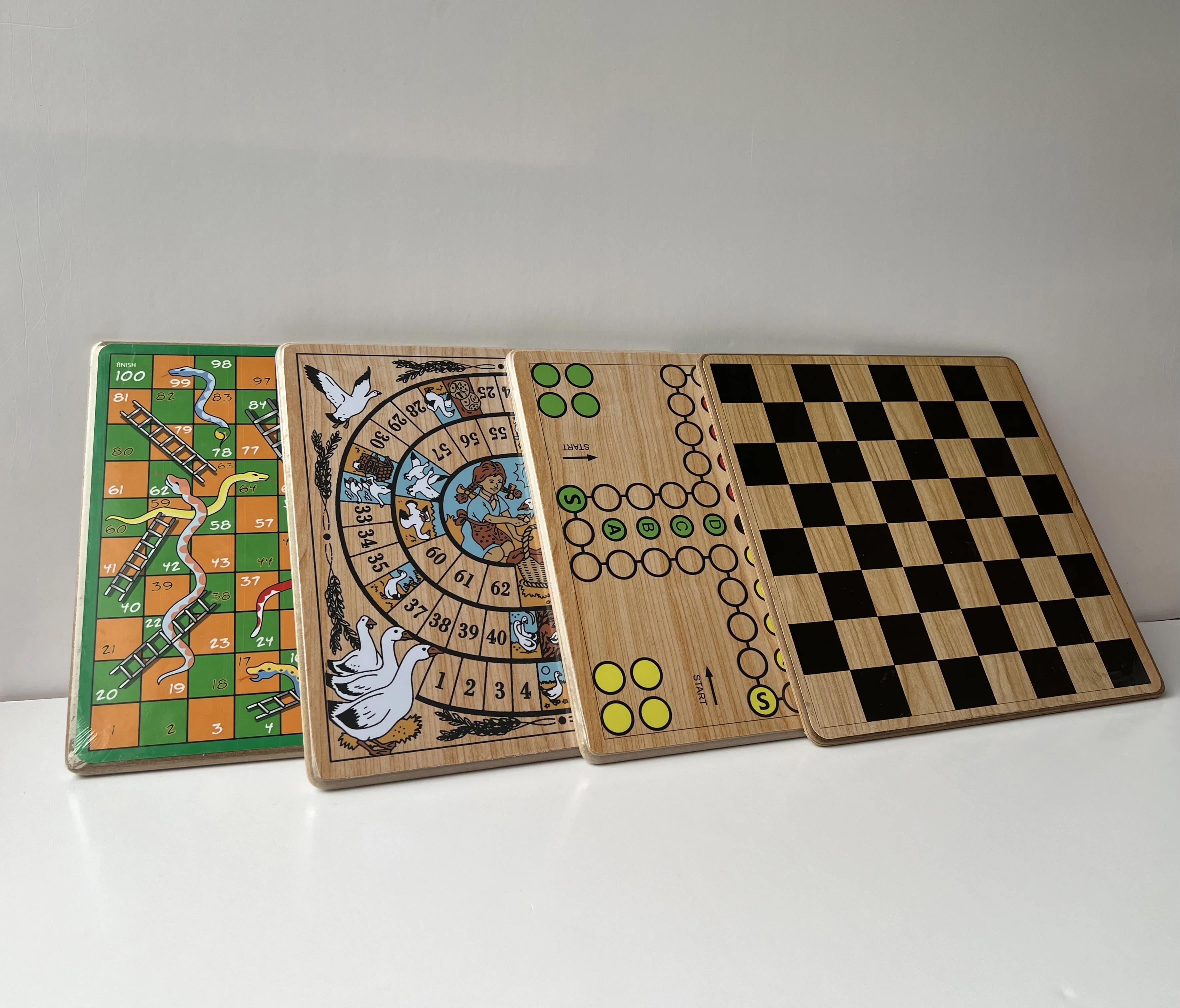 Chess set board game, 32 pieces, suitable for adults and children traveling home game gifts.