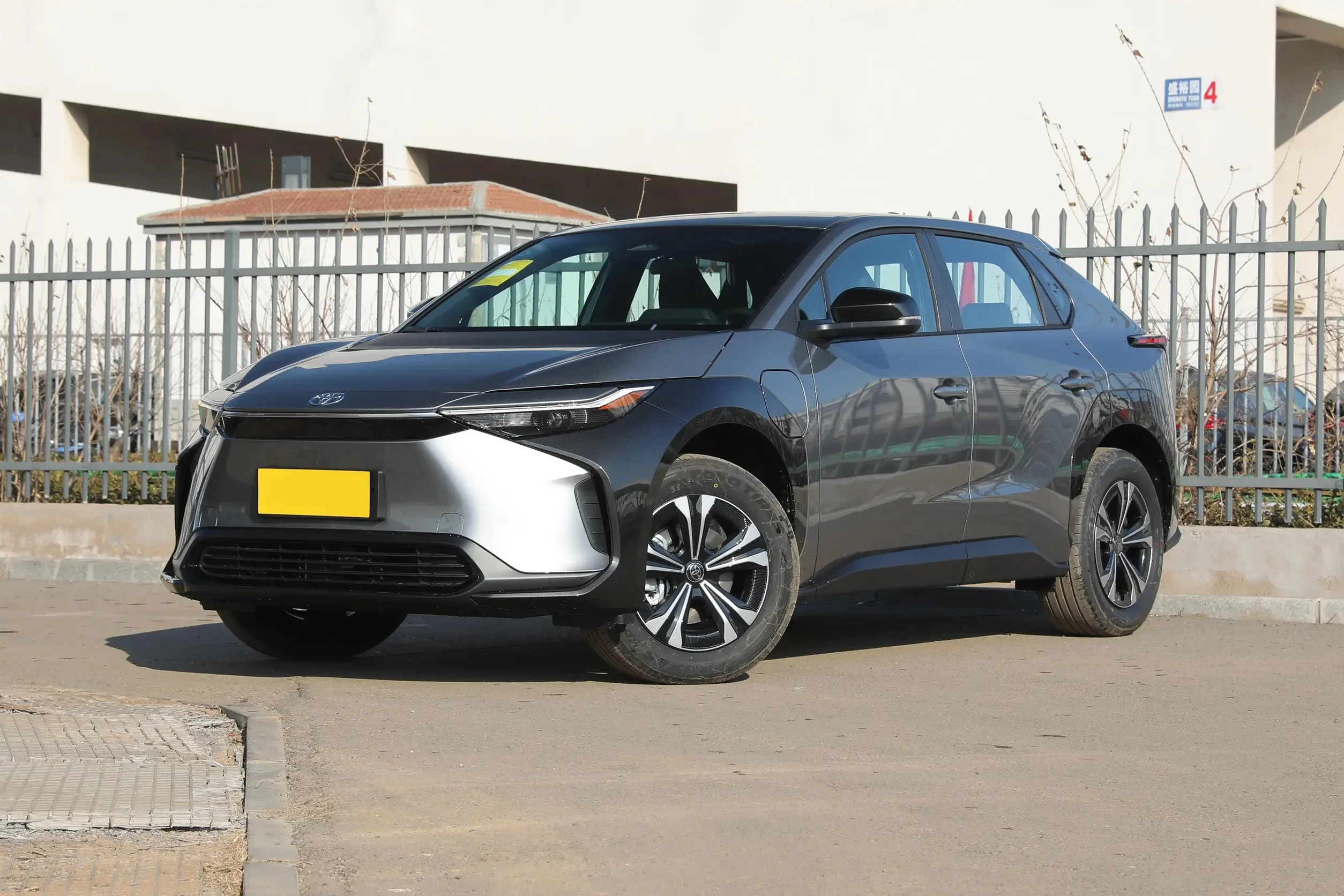 Лидер продаж Toyota bZ4X EV китайский бренд 5-дверный 5-местный промежуточный внедорожник 615 км новые энергетические транспортные средства для продажи