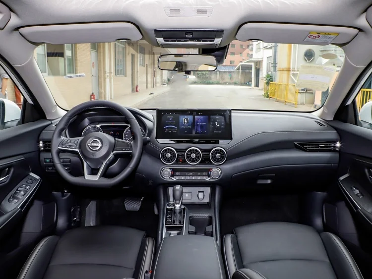 Nissan Sylphy бензиновый автомобиль Sedan1.6L Наслаждайтесь версией как Подержанный экспорт