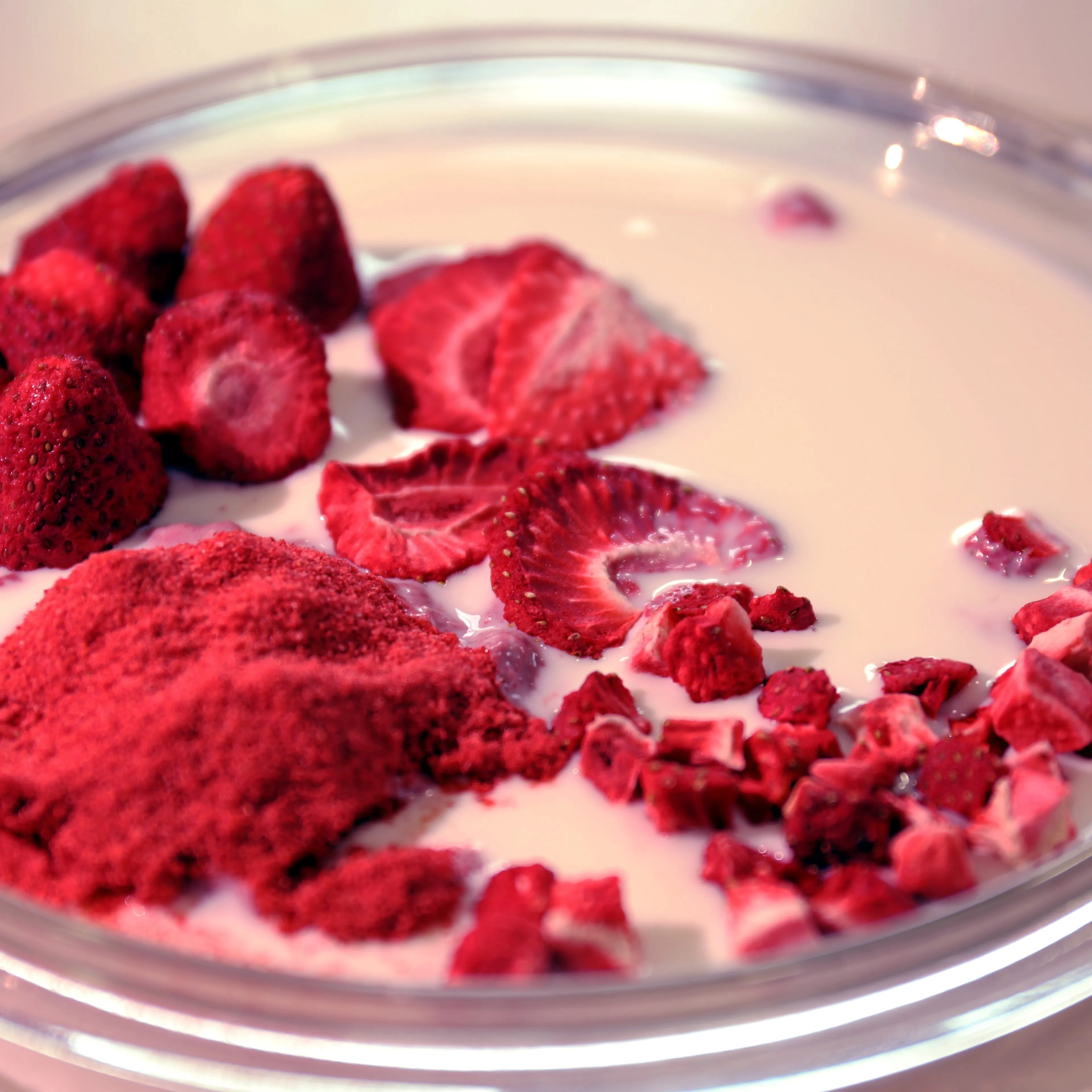 China 25 Years OEM Factory  Freeze Dried Strawberry Slice Cube Whole