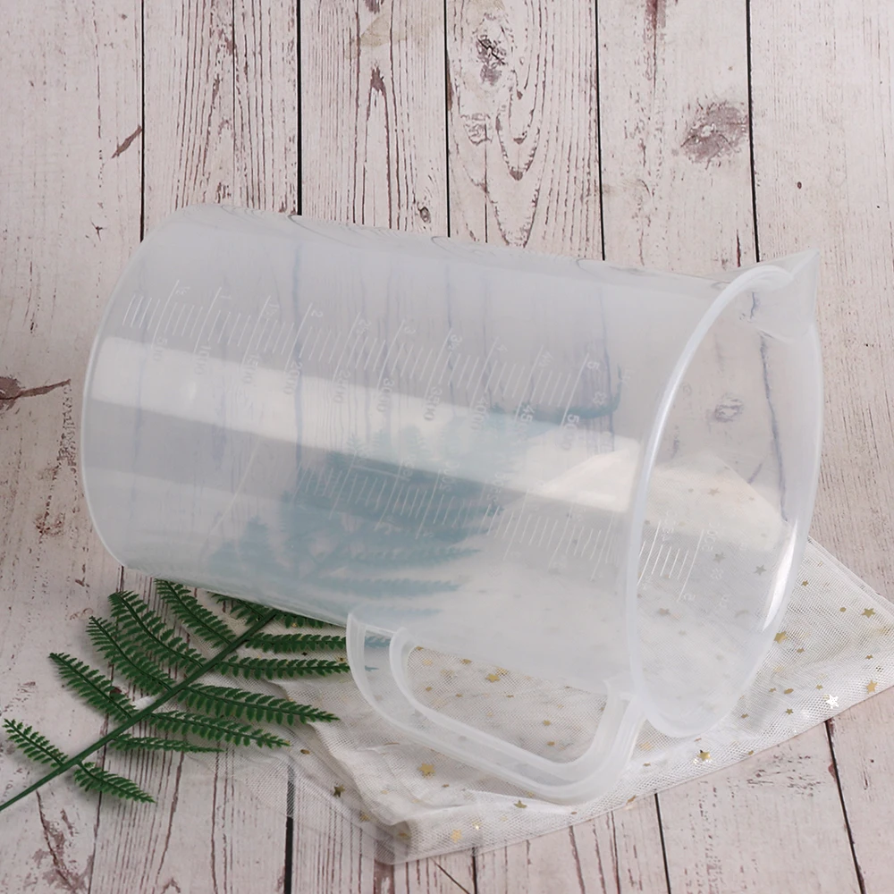 Hot-selling OEM 5000ml plastic kitchen or laboratory large number of cups with clear scales on both sides