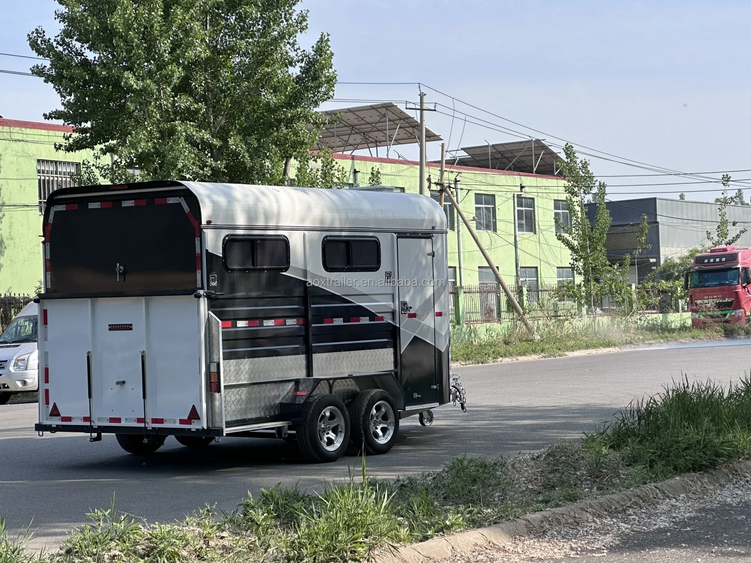 On Sale 3 Horse Floats China With Tack Box Horse Trailer Angle Loading Well-ventilated