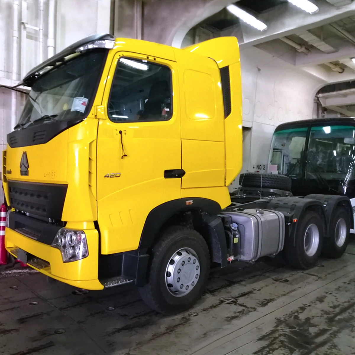 SINOTRUK Howo Tractors Trailer Head 6x4 Howo A7 Tractor Truck With Spare Parts