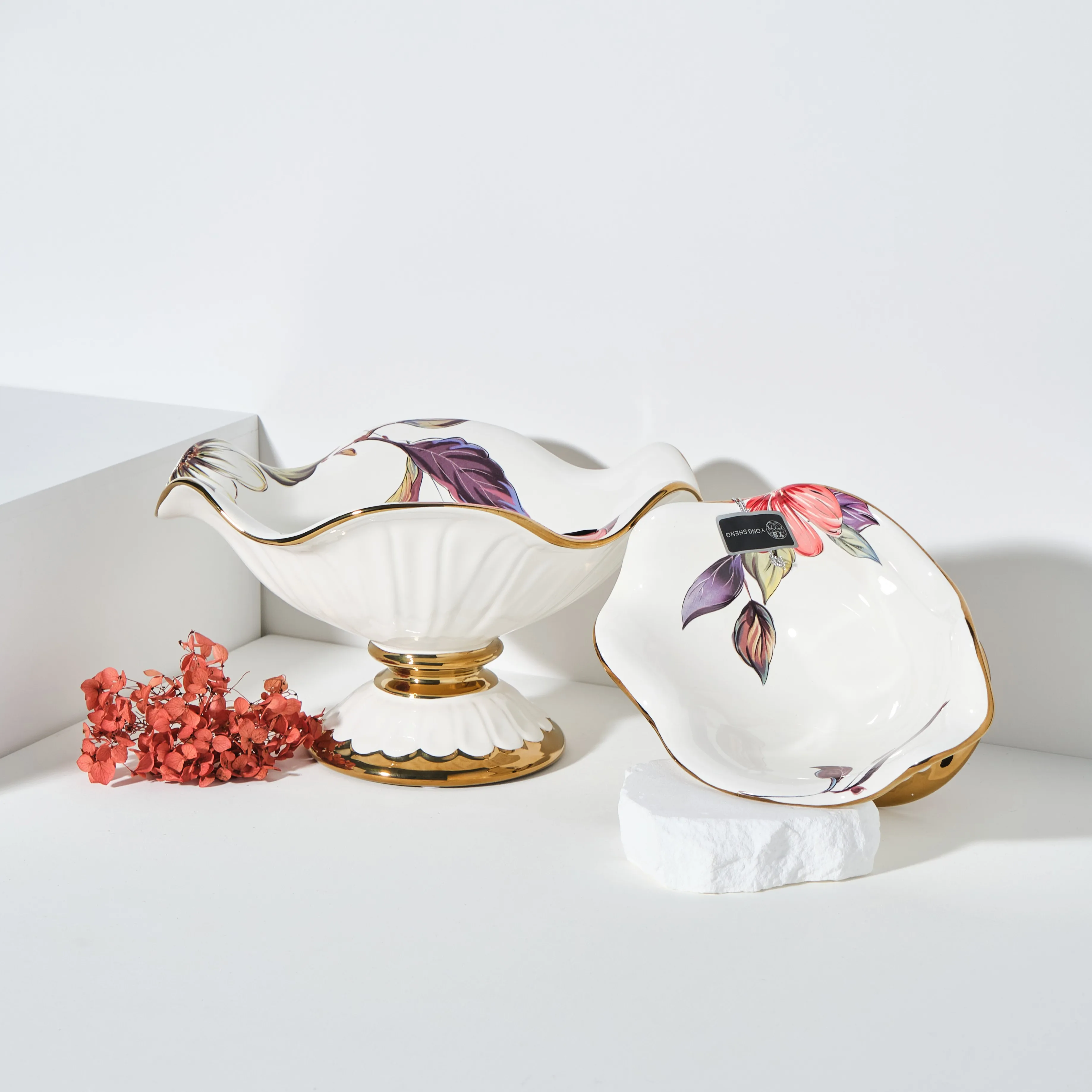 2023 New Design Wholesale Luxury Gold Rim Flower Shape Ceramic Stand Cake Fruit Plate Plate With Stand