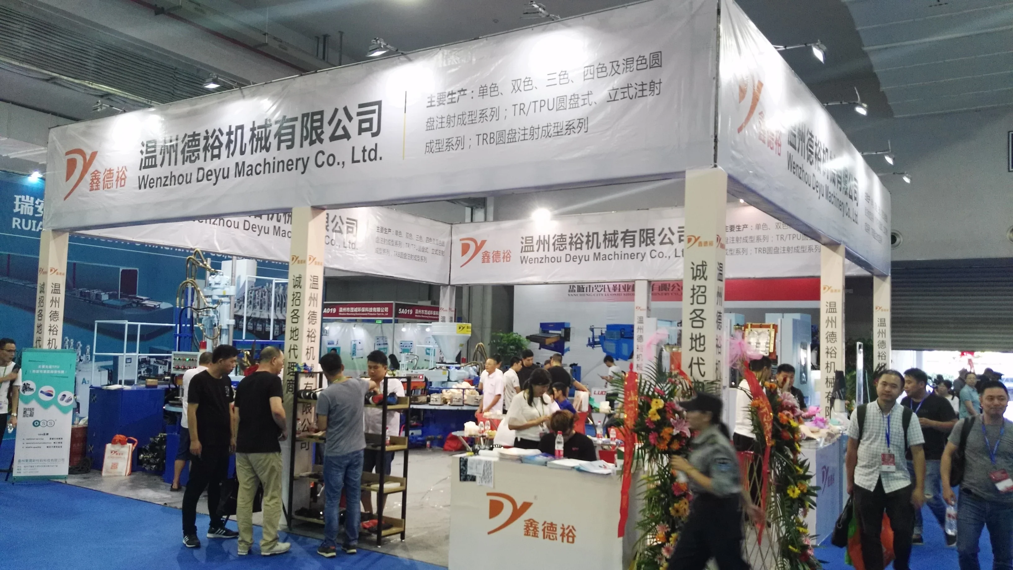 full automatic two injection head three color sole injection moulding machine