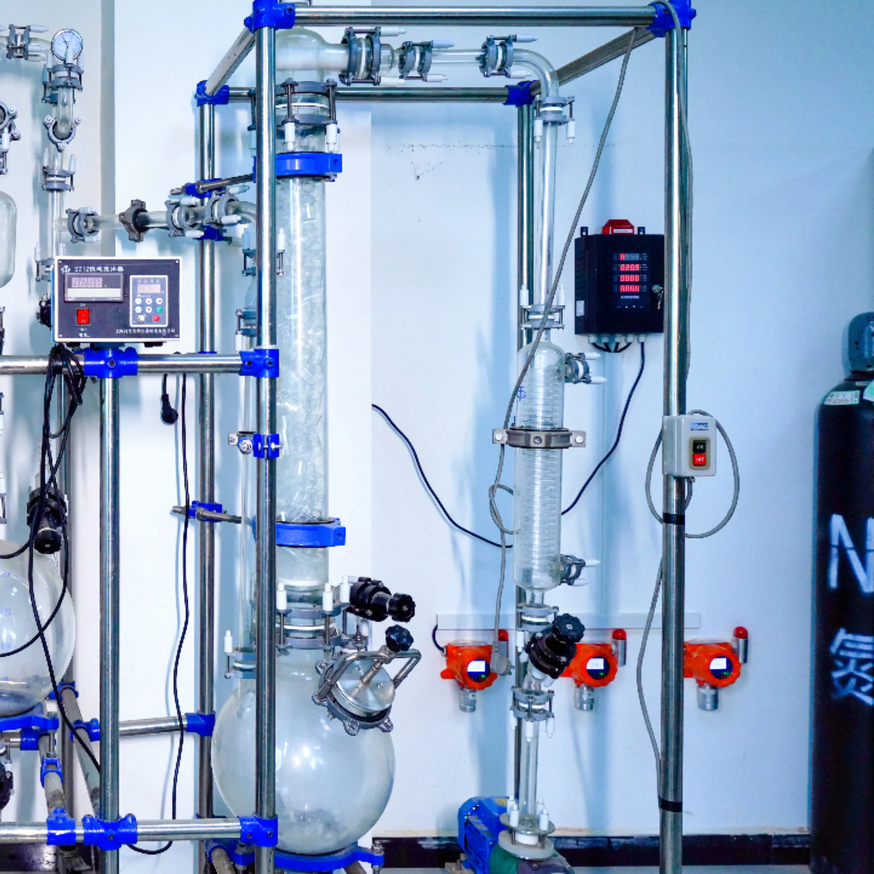 Demulsifier for oil and gas gathering and transportation has fast dehydration rate and clear oil-water interface