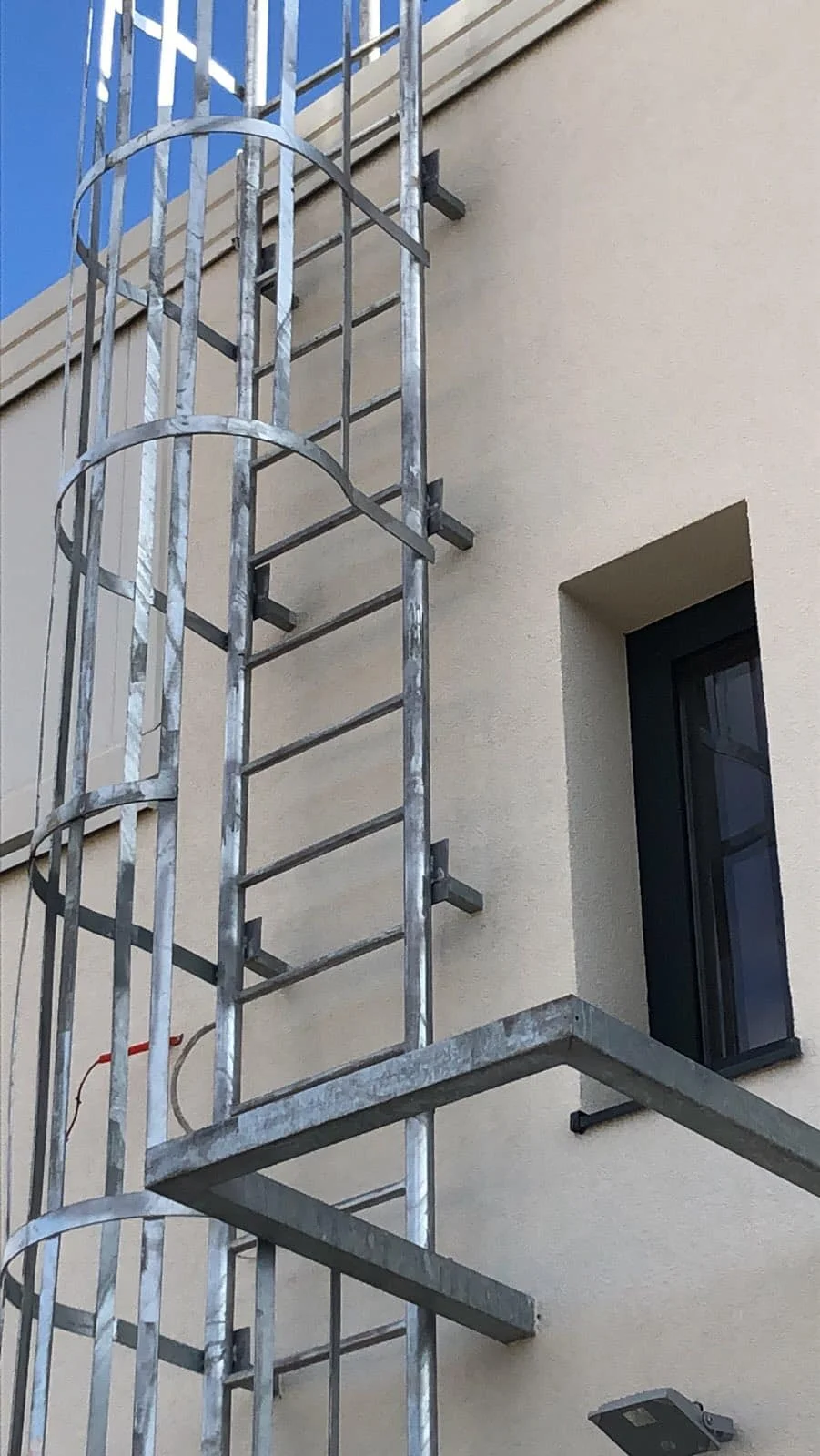 Customized Galvanized Steel Fixed Ladder with Safety Cage Vertical Galvanised Cat