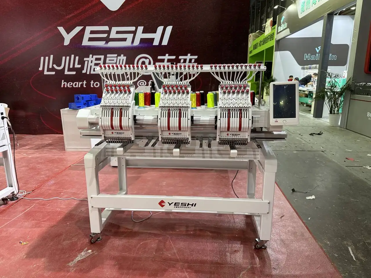 Customize Colors and Logo 9/12/15 Needles Industrial Computerized High Speed 3 Heads Embroidery Machine