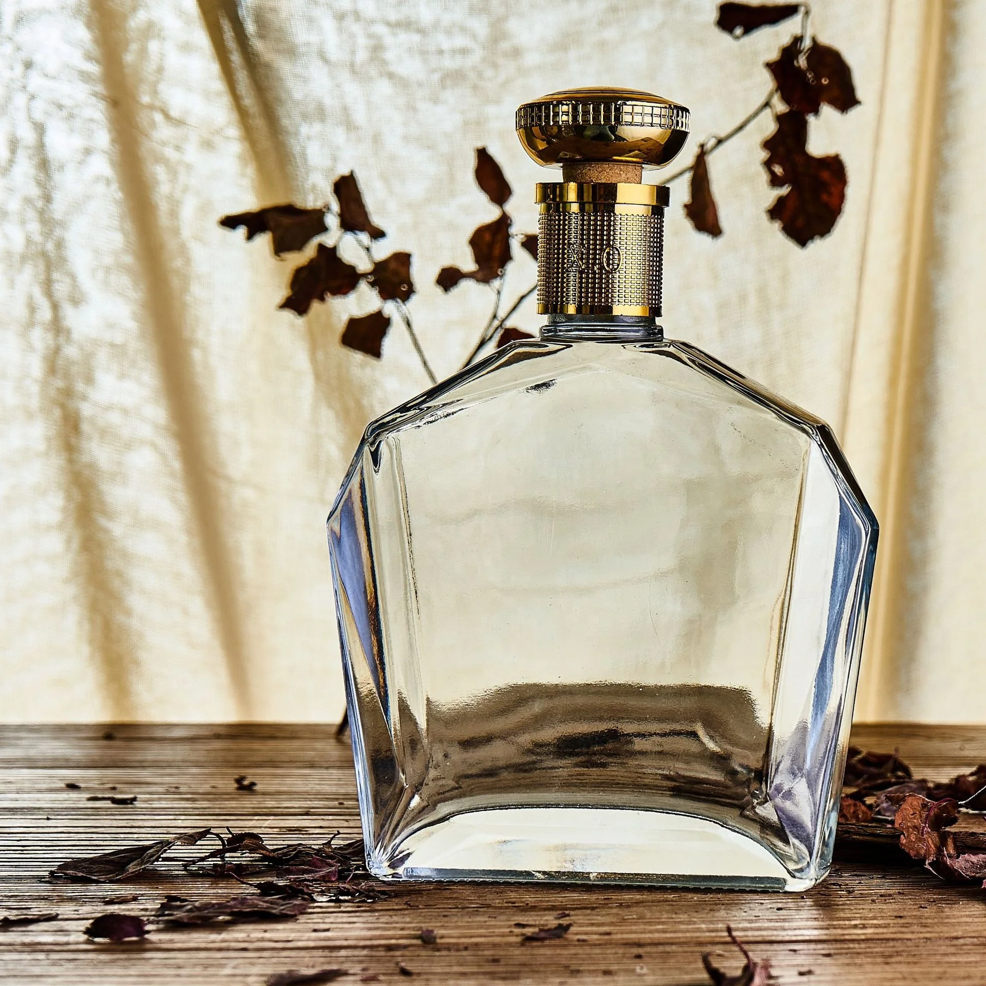 Manufacturer high quality 700ml glass bottles for brandy whisky brandy spirit glass bottle with cork crystal xo wine bottle