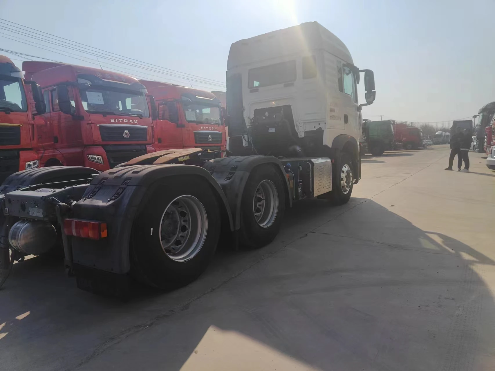 Sinotruck 6X4 Sitrak Used Tractor Trailer Truck Head Truck 336 371 420 Hp Nude Diesel Engine Packing Gross Wheel Color Cab