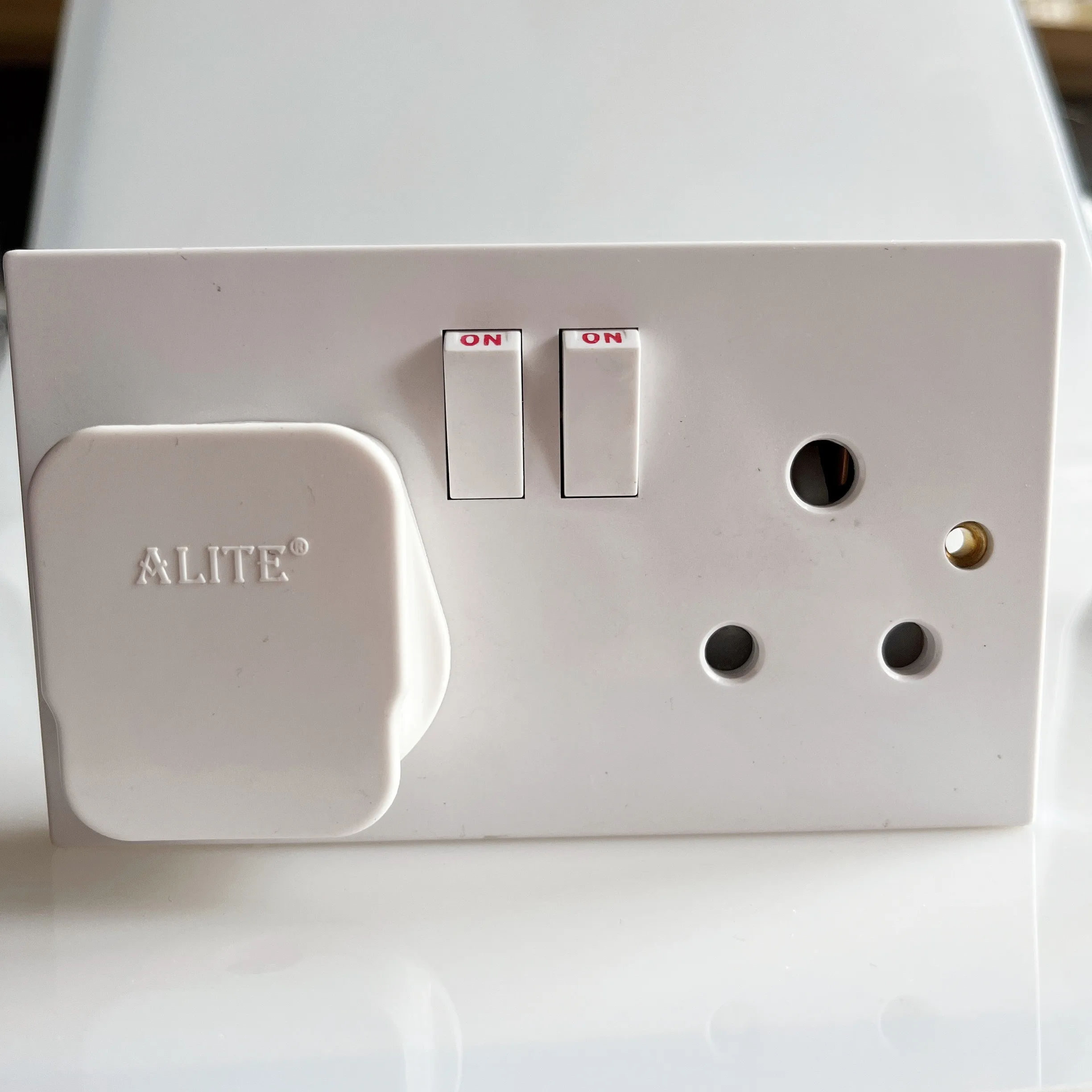 High Quality For home bedroom bakelite British wall socket switch  15A 2gang electric switch white switch socket