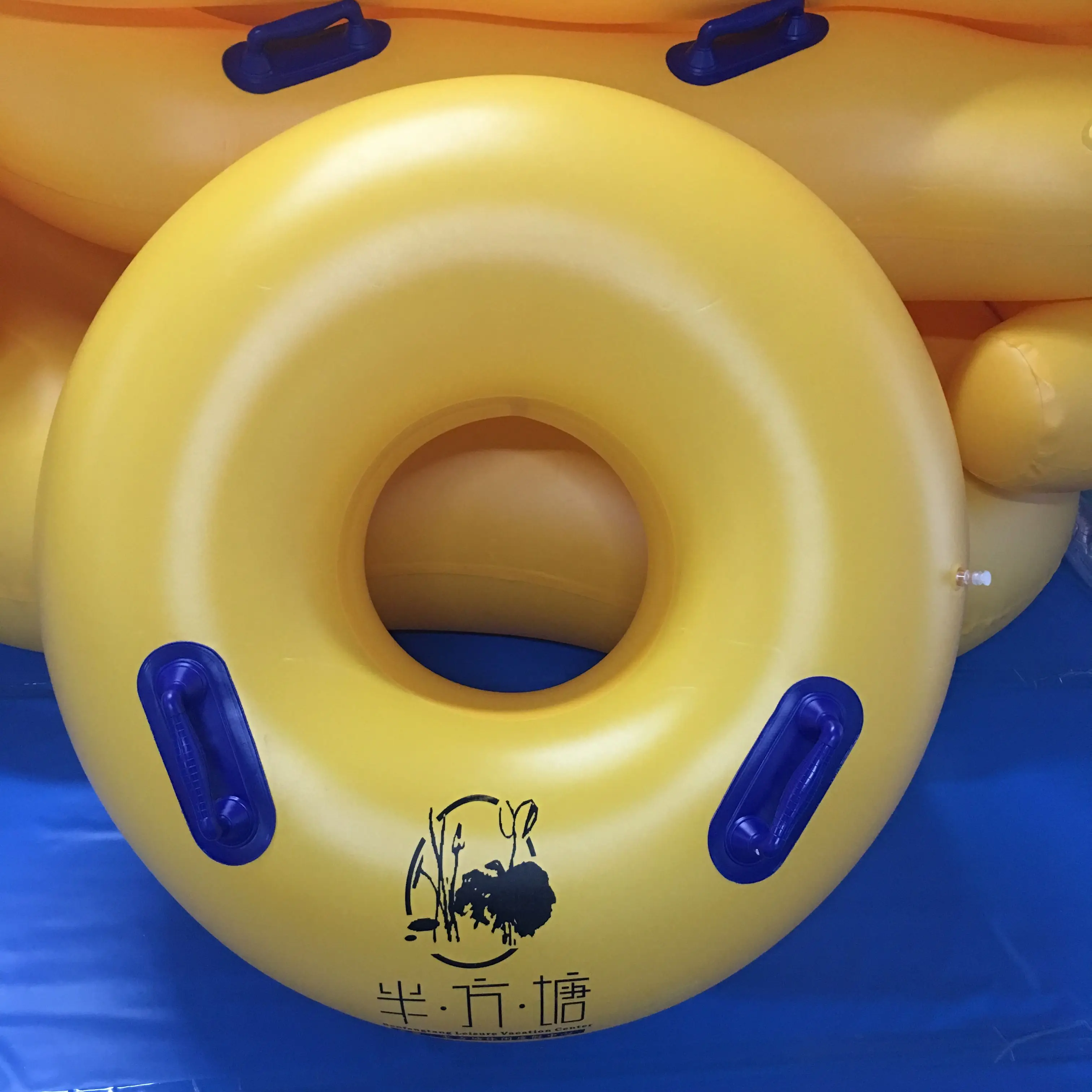Multiple colors available Heavy Duty Inflatable air snow tube sledding car inflatable snow sleds & snow tubes