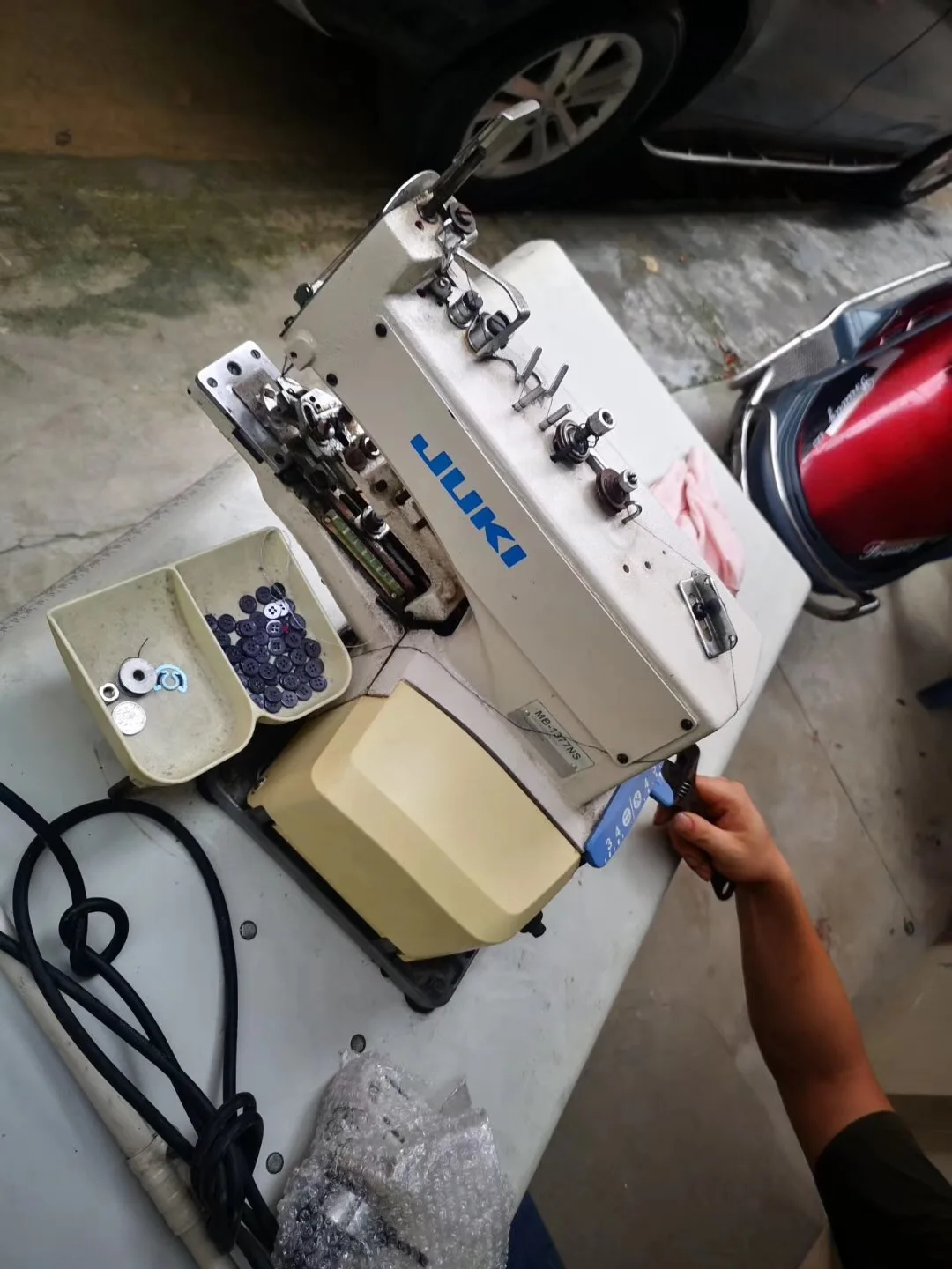 used machine jukiS MB-1377 Single thread loop stitch  button sewing machine in good condition