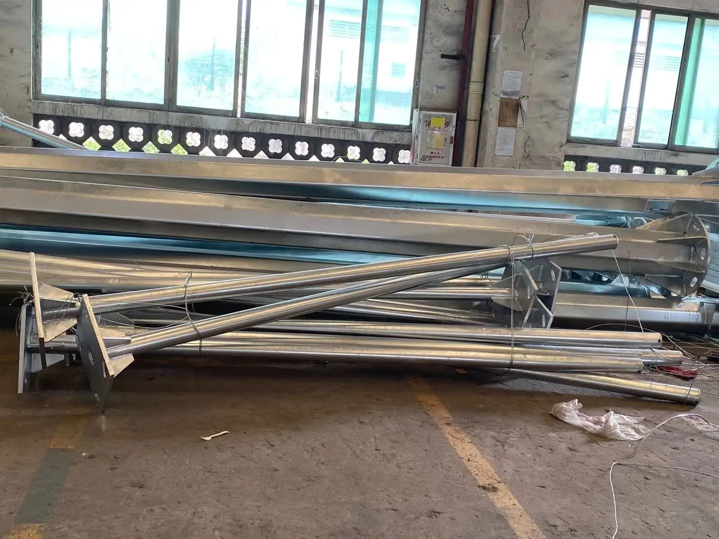 Стальной светильник Q235 для наружного освещения, однорычажный шоссейный полюс, оцинкованный уличный светильник, китайский завод