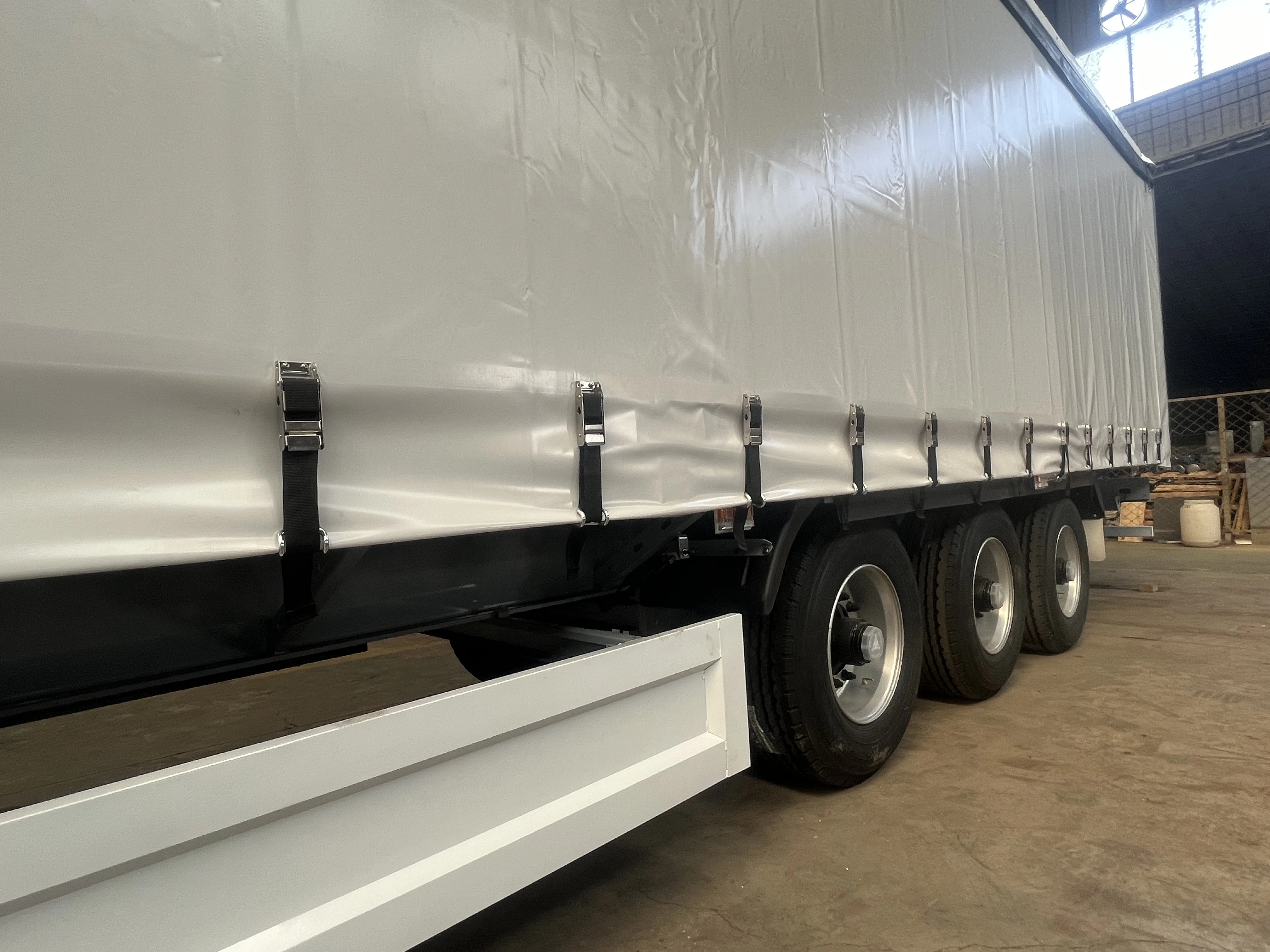 3 Axle 16m 13m 60 tons Cargo Transport Trailer Dry Van Box Side Curtain semi Trailer in Russia