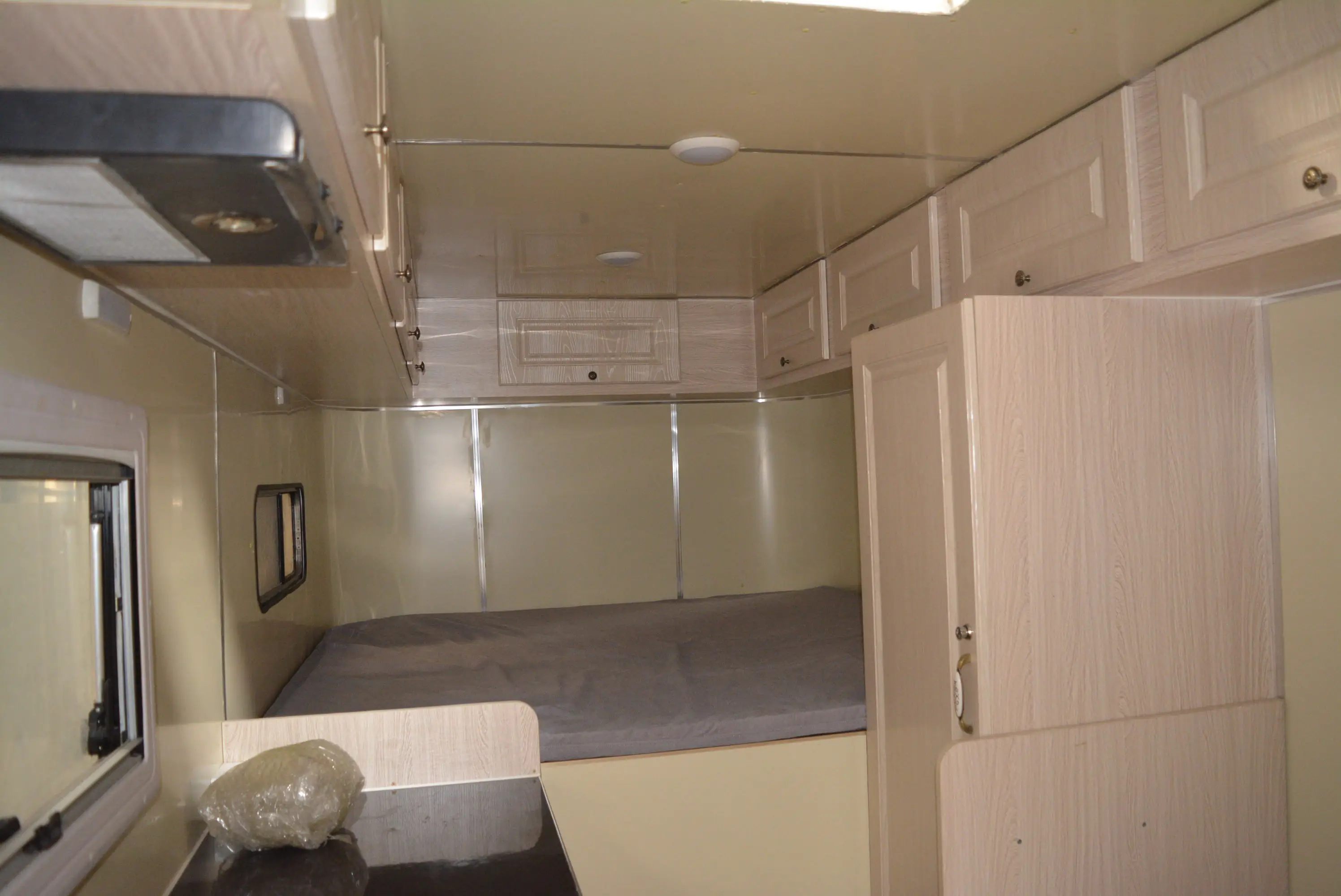 Large Space Horse Trailer With Accomodation Box Gooseneck Floats With Sofa