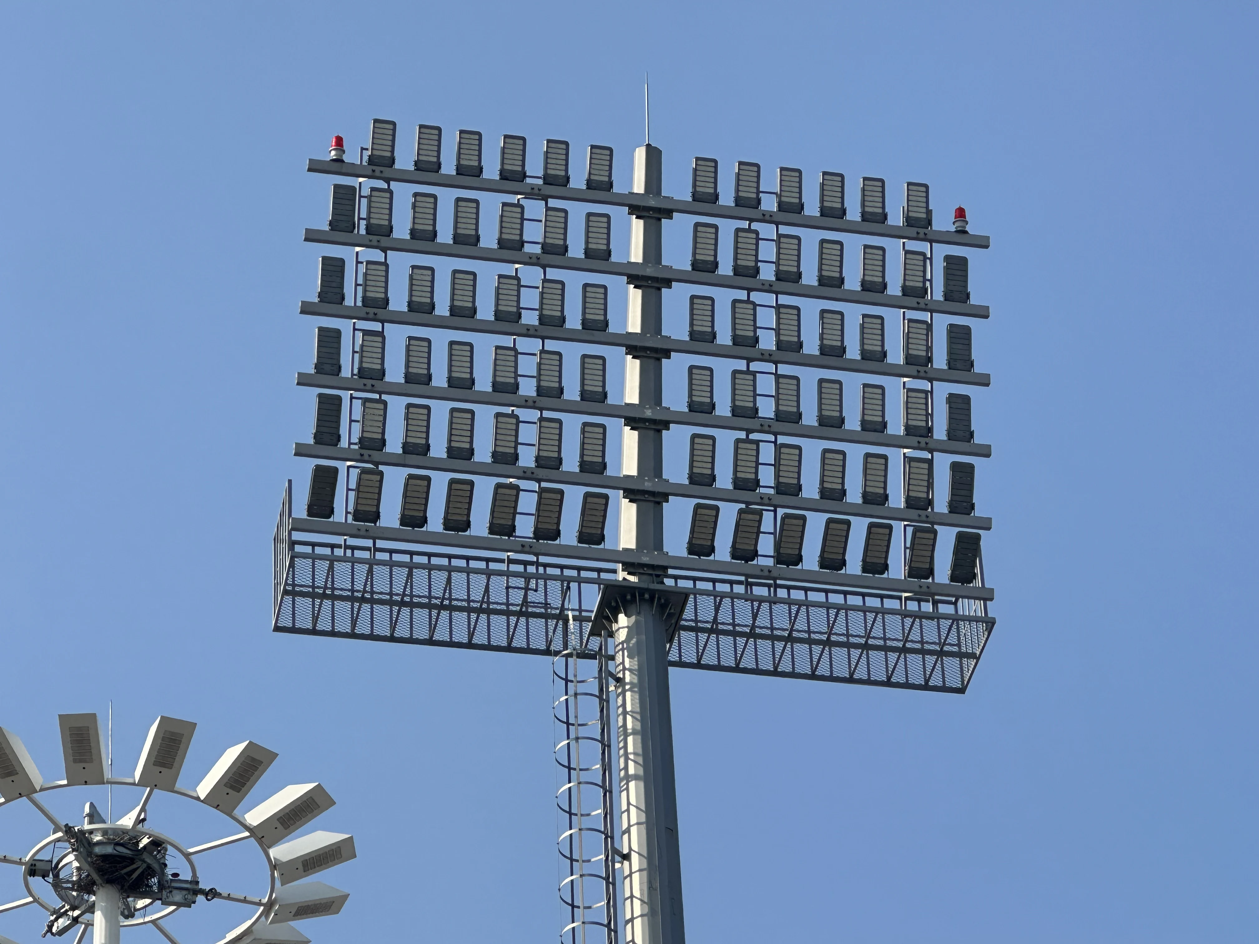25M 150W LED High Mast Lamp with IP66 Rating Aluminum Body for Basketball Court Stadium and Garden Lighting