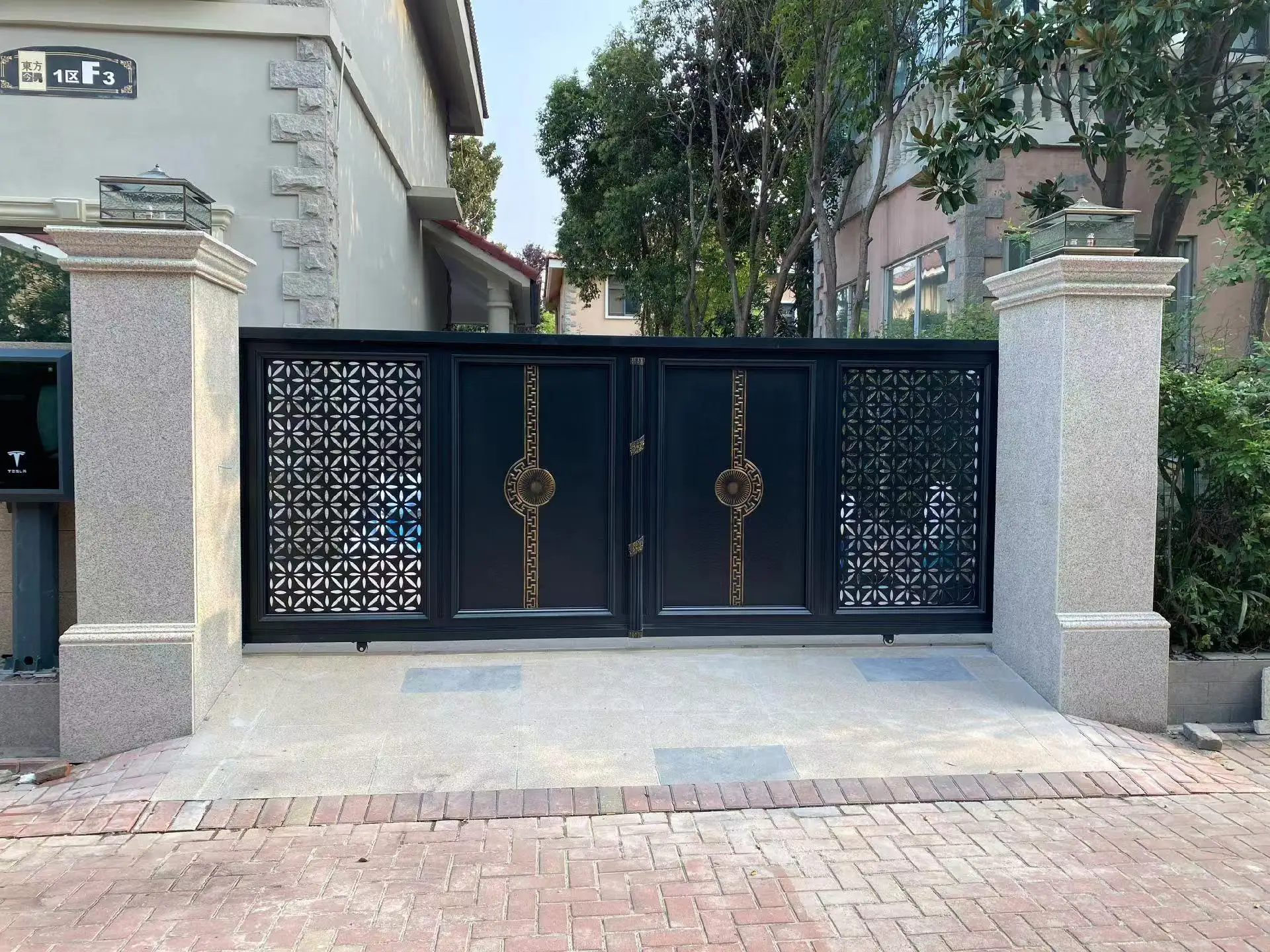 Custom European Style Aluminum Art Courtyard Gate Villas Chinese Factory Metal Frame Nature Treated Wood Fencing Trellis Gates