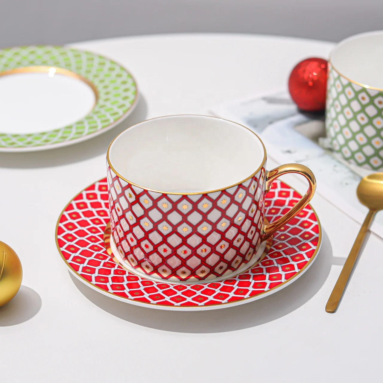 Оптовая продажа фарфоровая позолоченная чашка для послеобеденного чая набор тарелок ресторанная