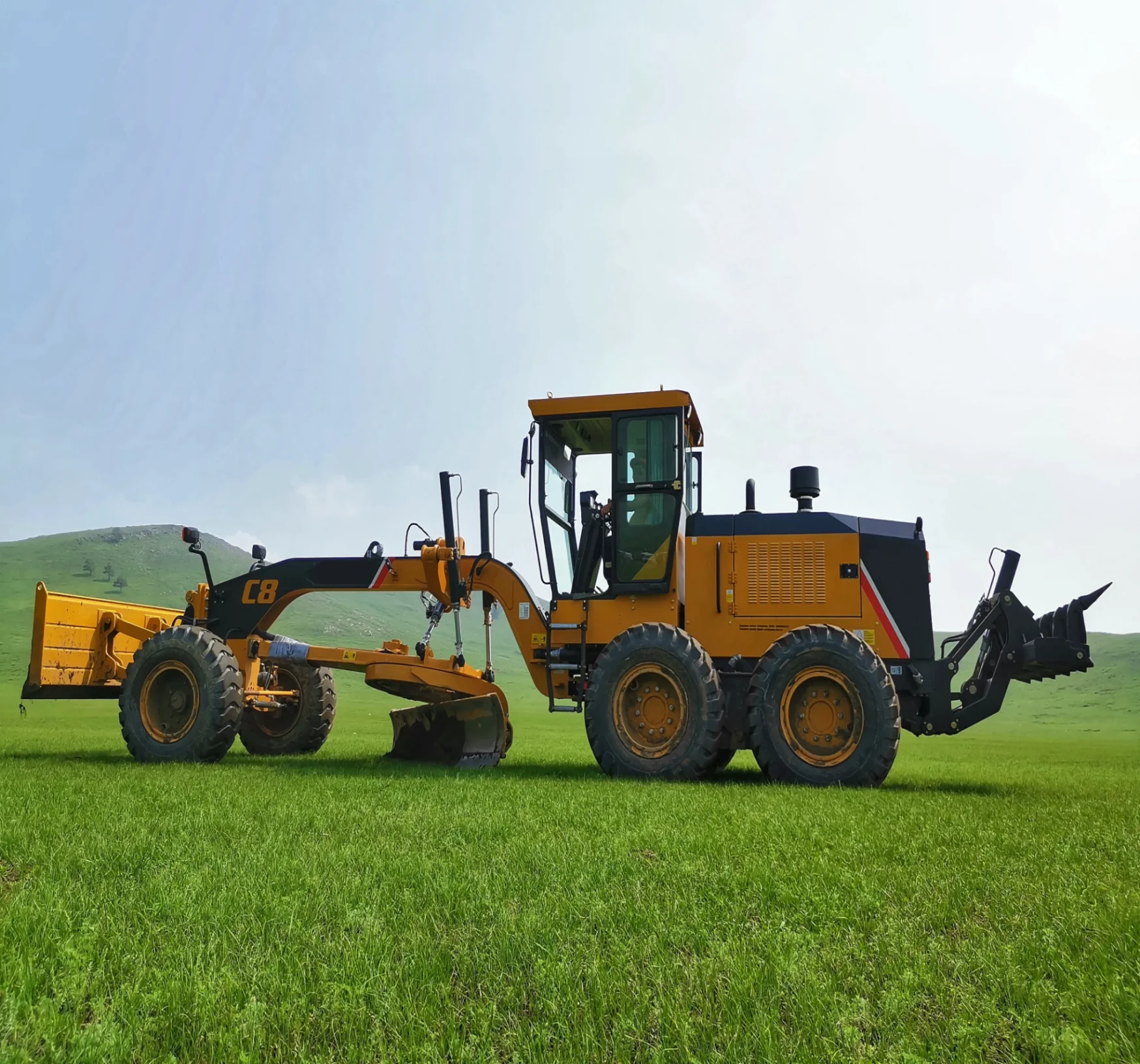 Top-Quality Grader: STG230C-8S with Front Blade for Versatile Applications