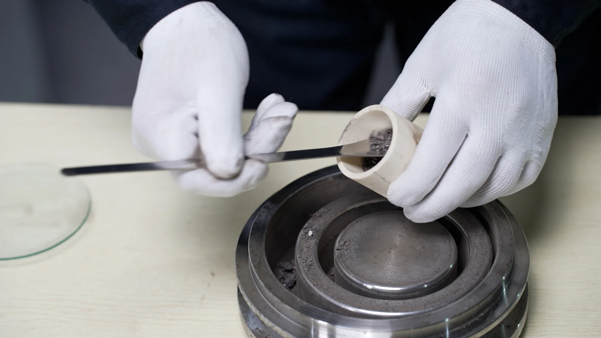 Small laboratory mineral ore rock  sample vibratory disc mill