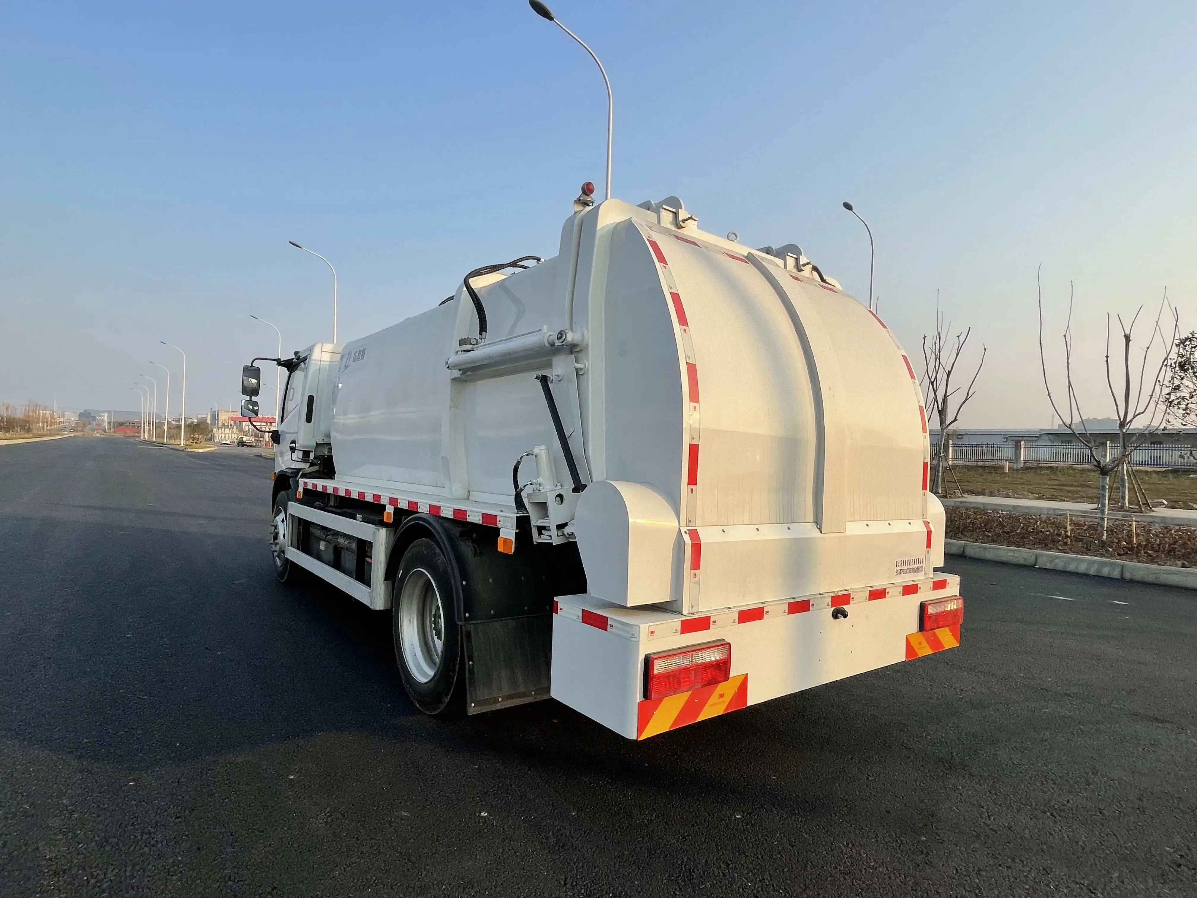 Dongfeng 4x2 мусоровоз с массой 4495 кг и настраиваемым вариантом по Заводской Цене для точного сбора отходов в городских районах
