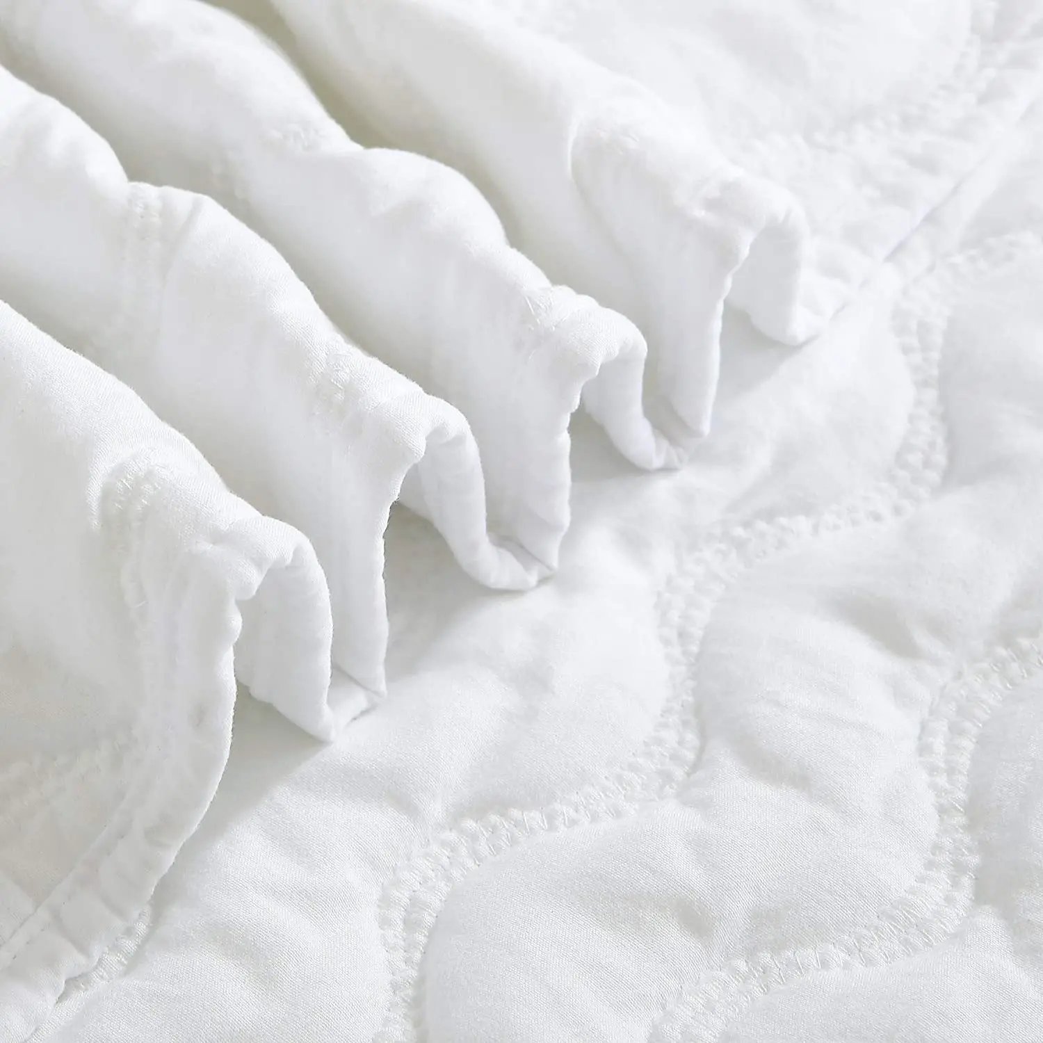 2022 New Style  Wavy Quilted All Season Lightweight Comforter Set 3PC White King Size